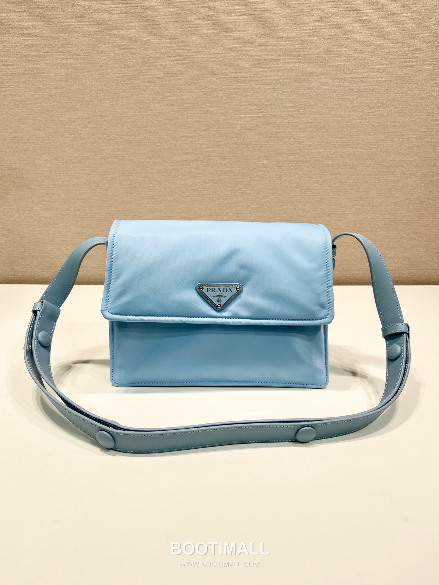 Prada Nylon Messenger Bag with Leather Strap and Back Pocket Detail 프라다 나일론 레더 스트랩 백포켓 메신저백 1BD258 23.5cm 2