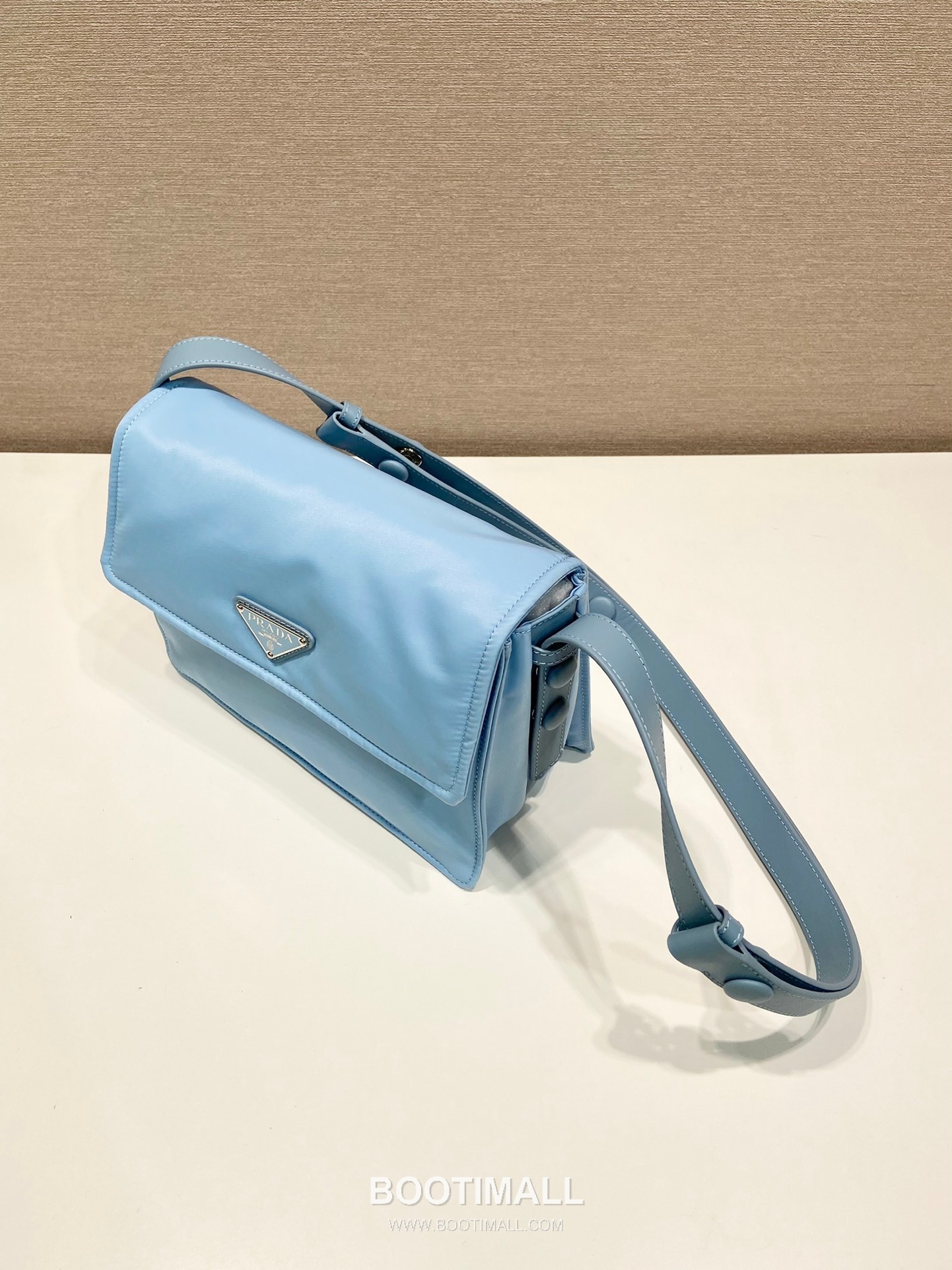 Prada Nylon Messenger Bag with Leather Strap and Back Pocket Detail 프라다 나일론 레더 스트랩 백포켓 메신저백 1BD258 23.5cm 3