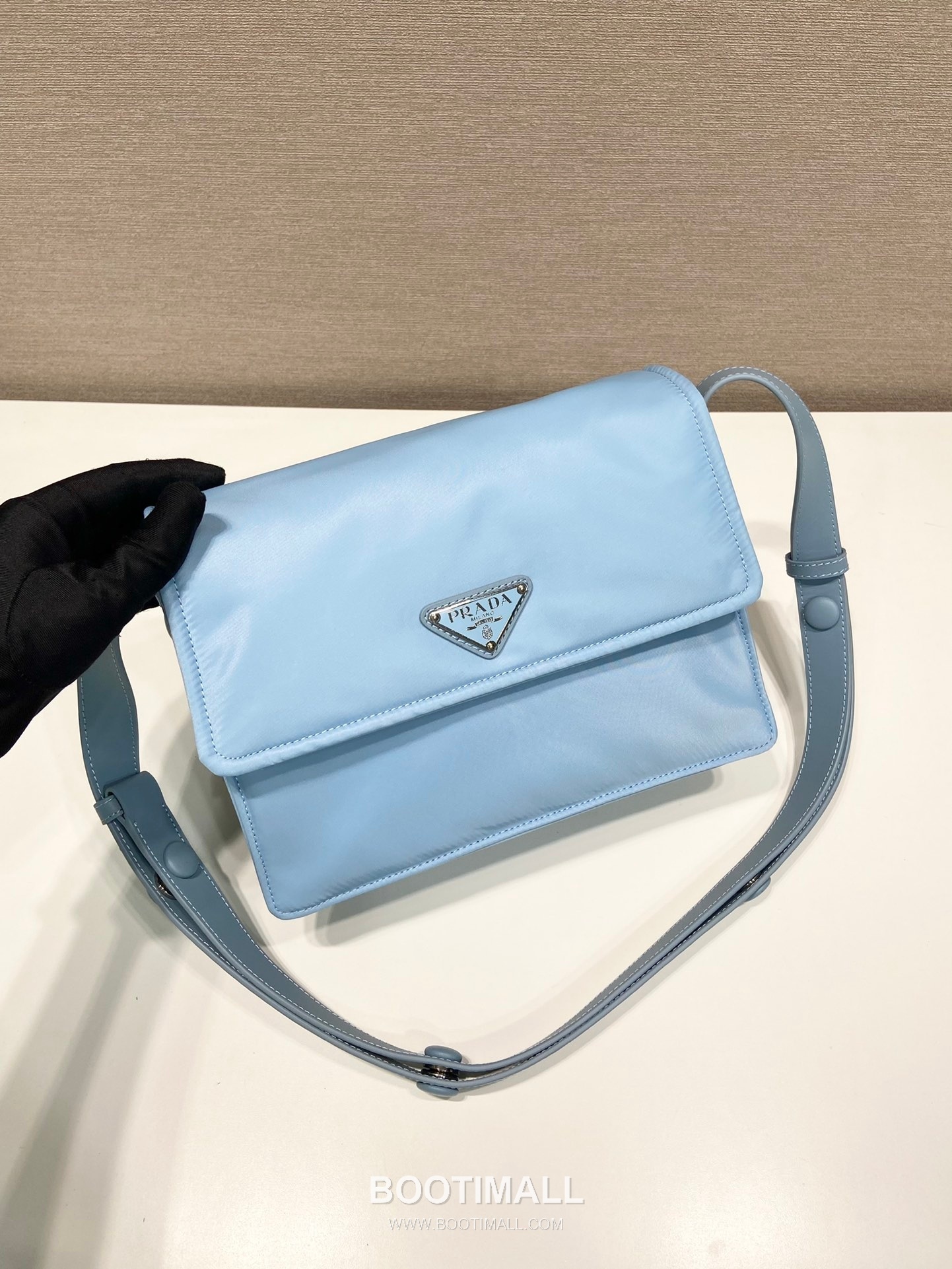 Prada Nylon Messenger Bag with Leather Strap and Back Pocket Detail 프라다 나일론 레더 스트랩 백포켓 메신저백 1BD258 23.5cm 4