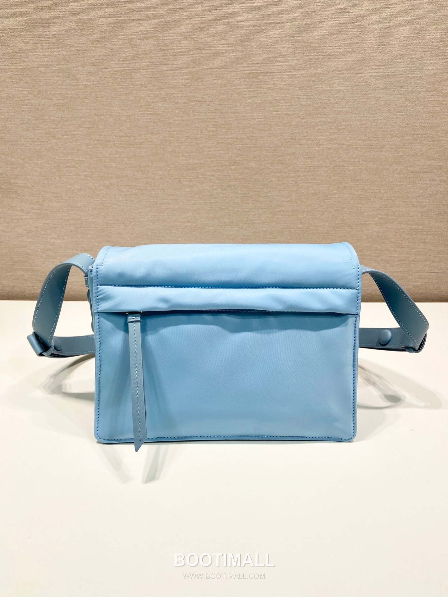 Prada Nylon Messenger Bag with Leather Strap and Back Pocket Detail 프라다 나일론 레더 스트랩 백포켓 메신저백 1BD258 23.5cm 5