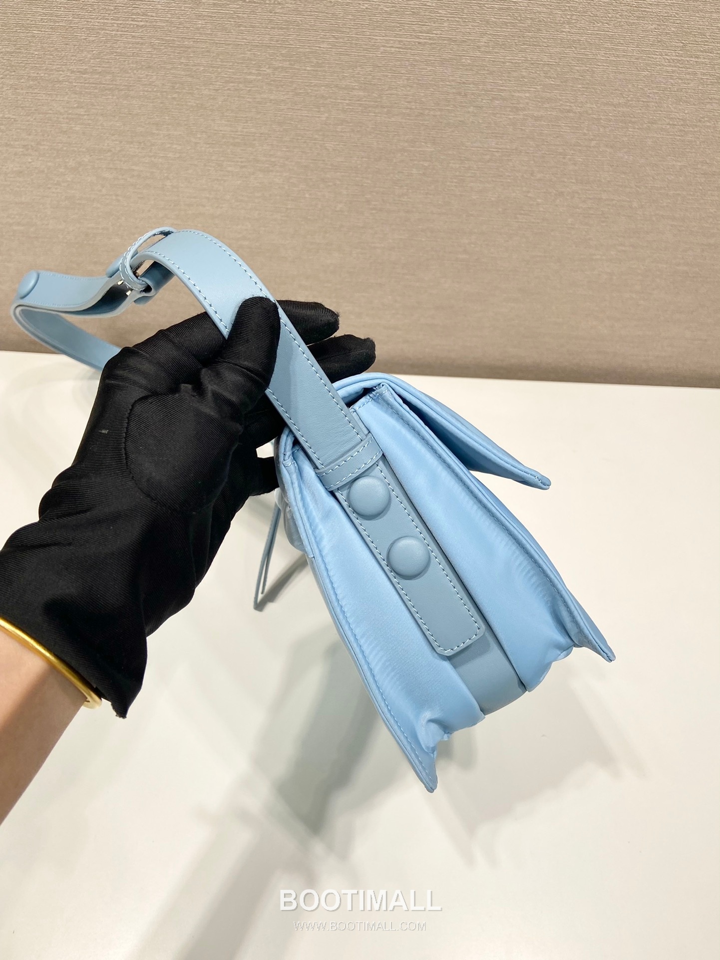 Prada Nylon Messenger Bag with Leather Strap and Back Pocket Detail 프라다 나일론 레더 스트랩 백포켓 메신저백 1BD258 23.5cm 6