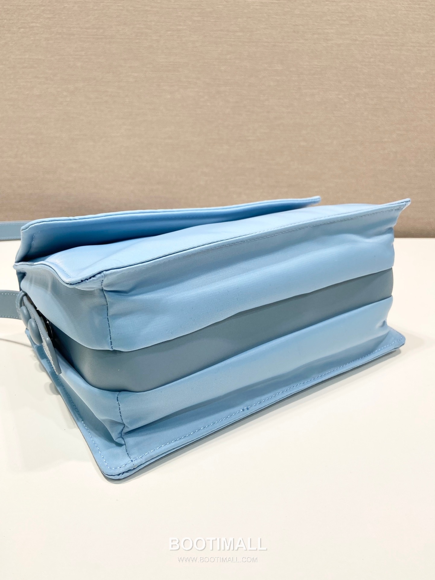 Prada Nylon Messenger Bag with Leather Strap and Back Pocket Detail 프라다 나일론 레더 스트랩 백포켓 메신저백 1BD258 23.5cm 7