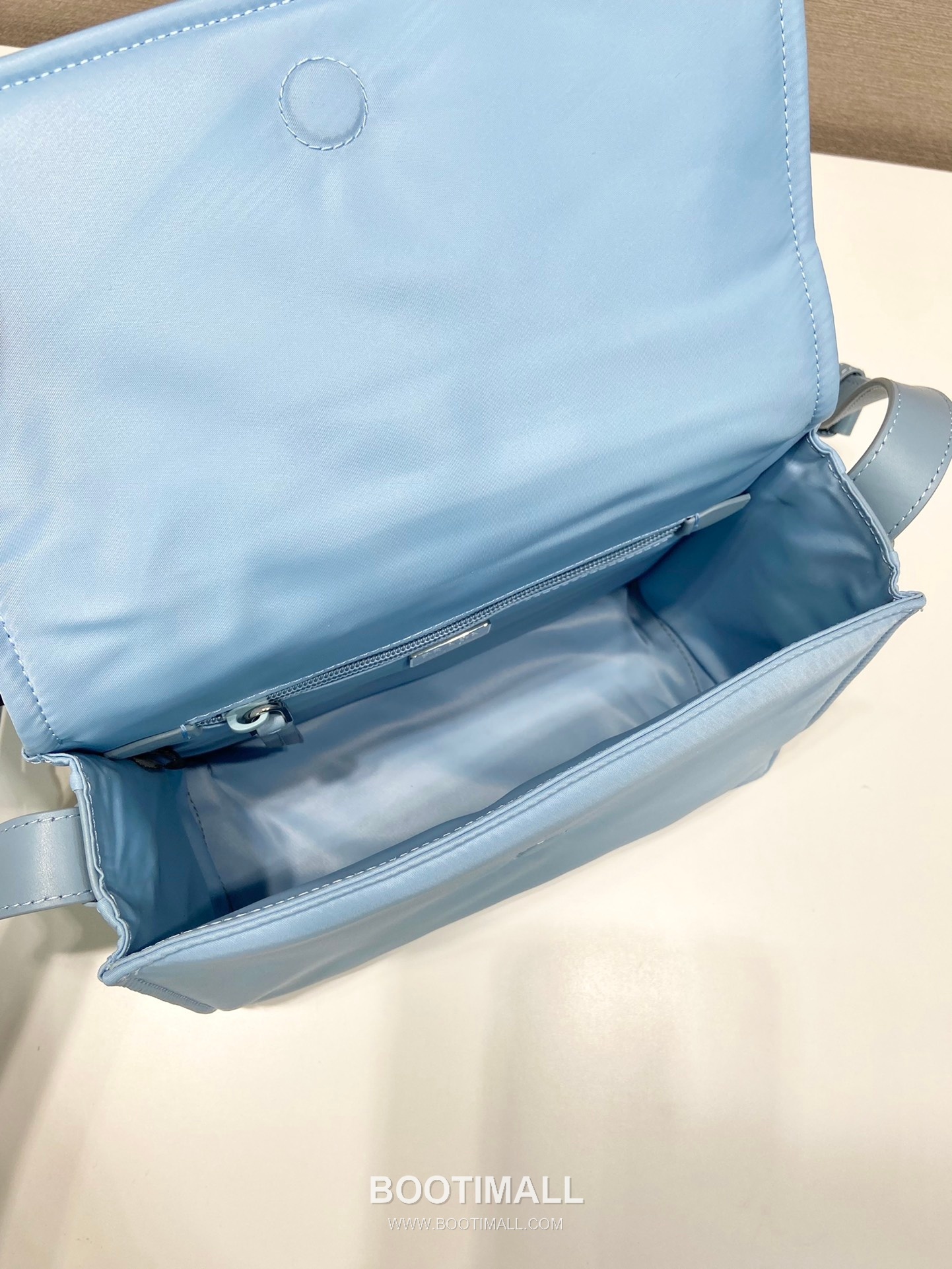 Prada Nylon Messenger Bag with Leather Strap and Back Pocket Detail 프라다 나일론 레더 스트랩 백포켓 메신저백 1BD258 23.5cm 8