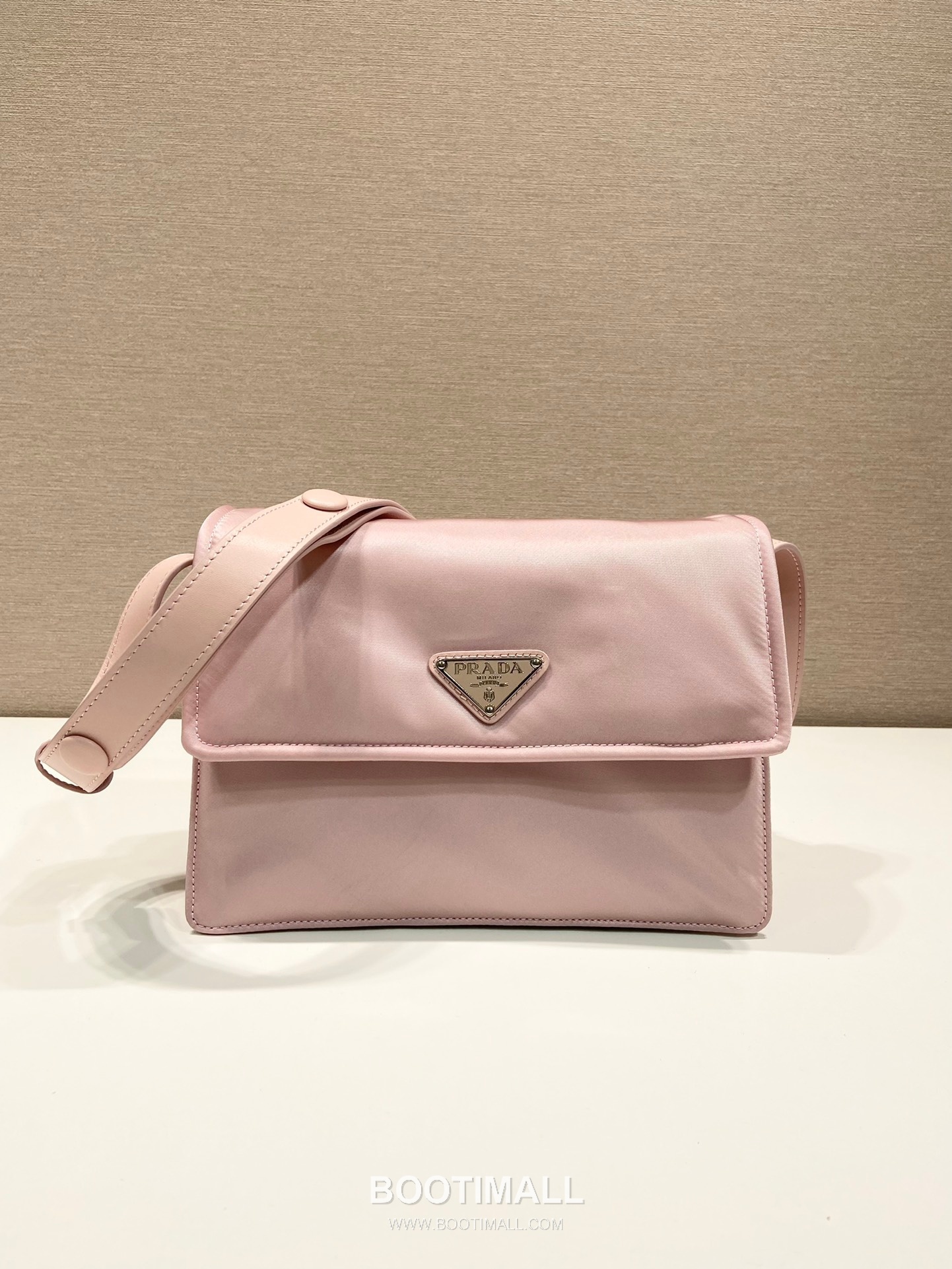 Prada Nylon Messenger Bag with Leather Strap and Back Pocket Detail 프라다 나일론 레더 스트랩 백포켓 메신저백 1BD258 23.5cm 1