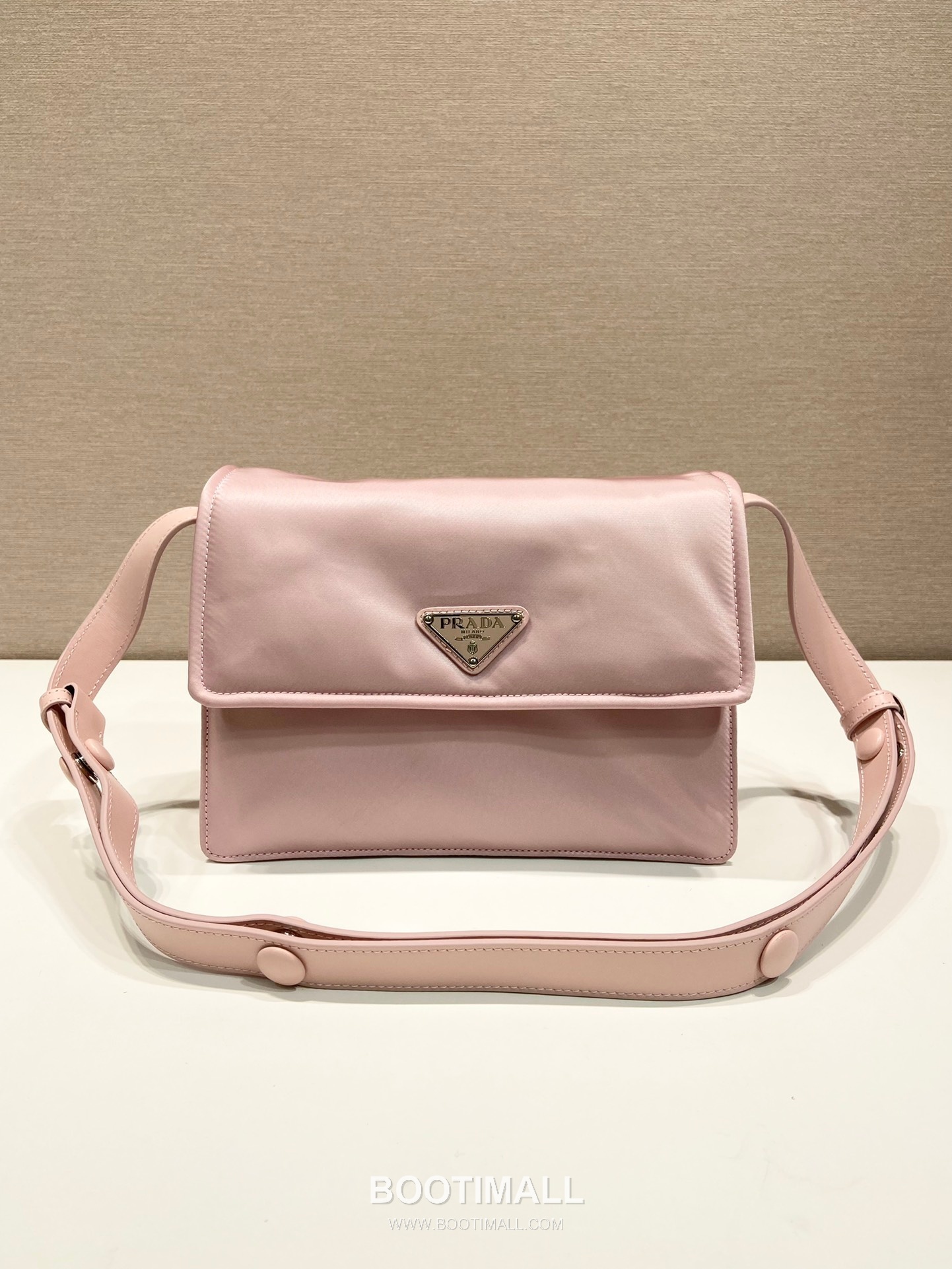 Prada Nylon Messenger Bag with Leather Strap and Back Pocket Detail 프라다 나일론 레더 스트랩 백포켓 메신저백 1BD258 23.5cm 2