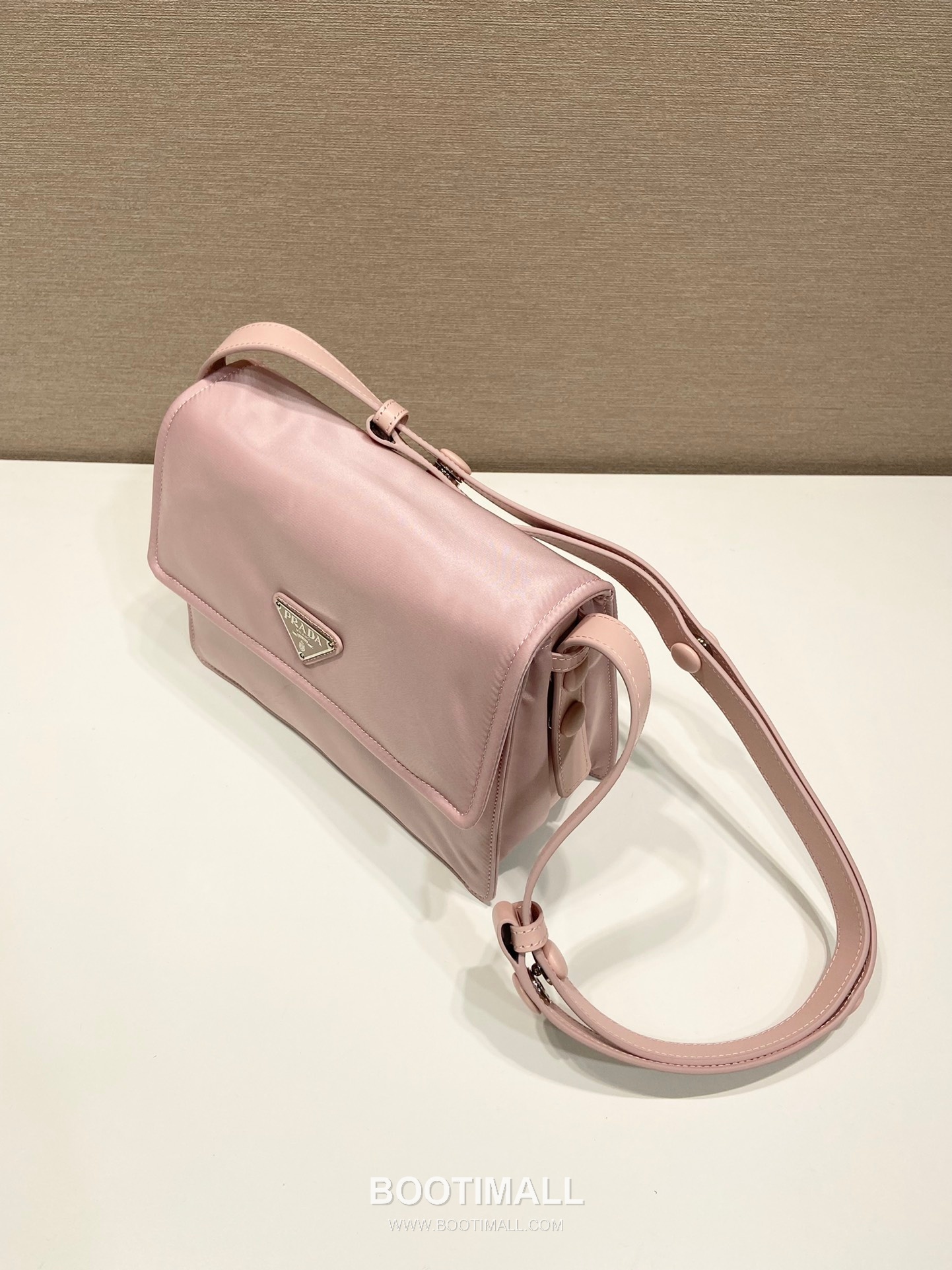 Prada Nylon Messenger Bag with Leather Strap and Back Pocket Detail 프라다 나일론 레더 스트랩 백포켓 메신저백 1BD258 23.5cm 3