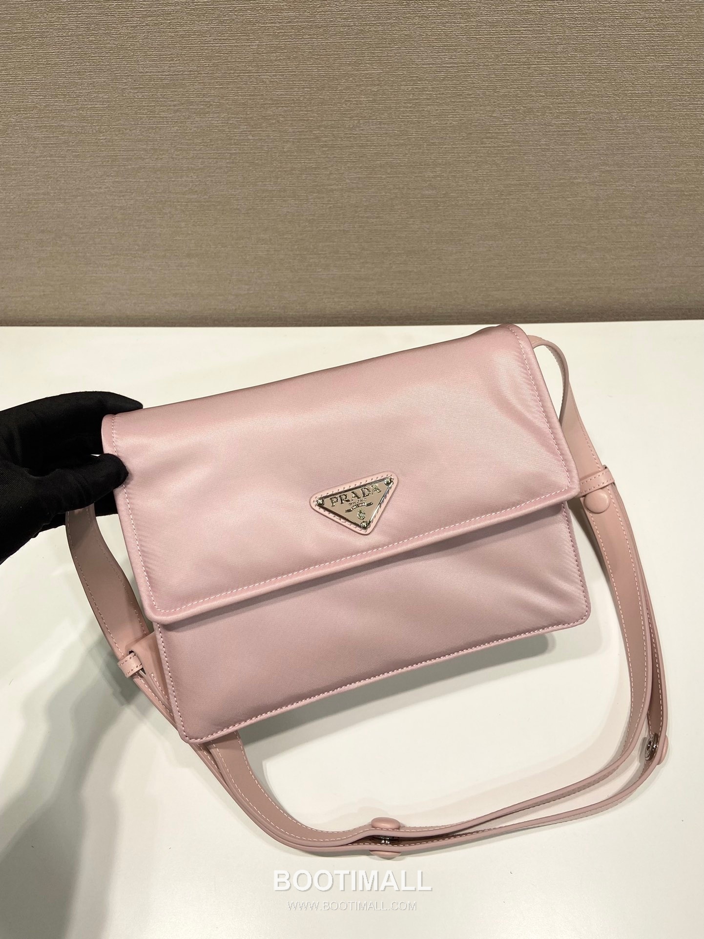 Prada Nylon Messenger Bag with Leather Strap and Back Pocket Detail 프라다 나일론 레더 스트랩 백포켓 메신저백 1BD258 23.5cm 4