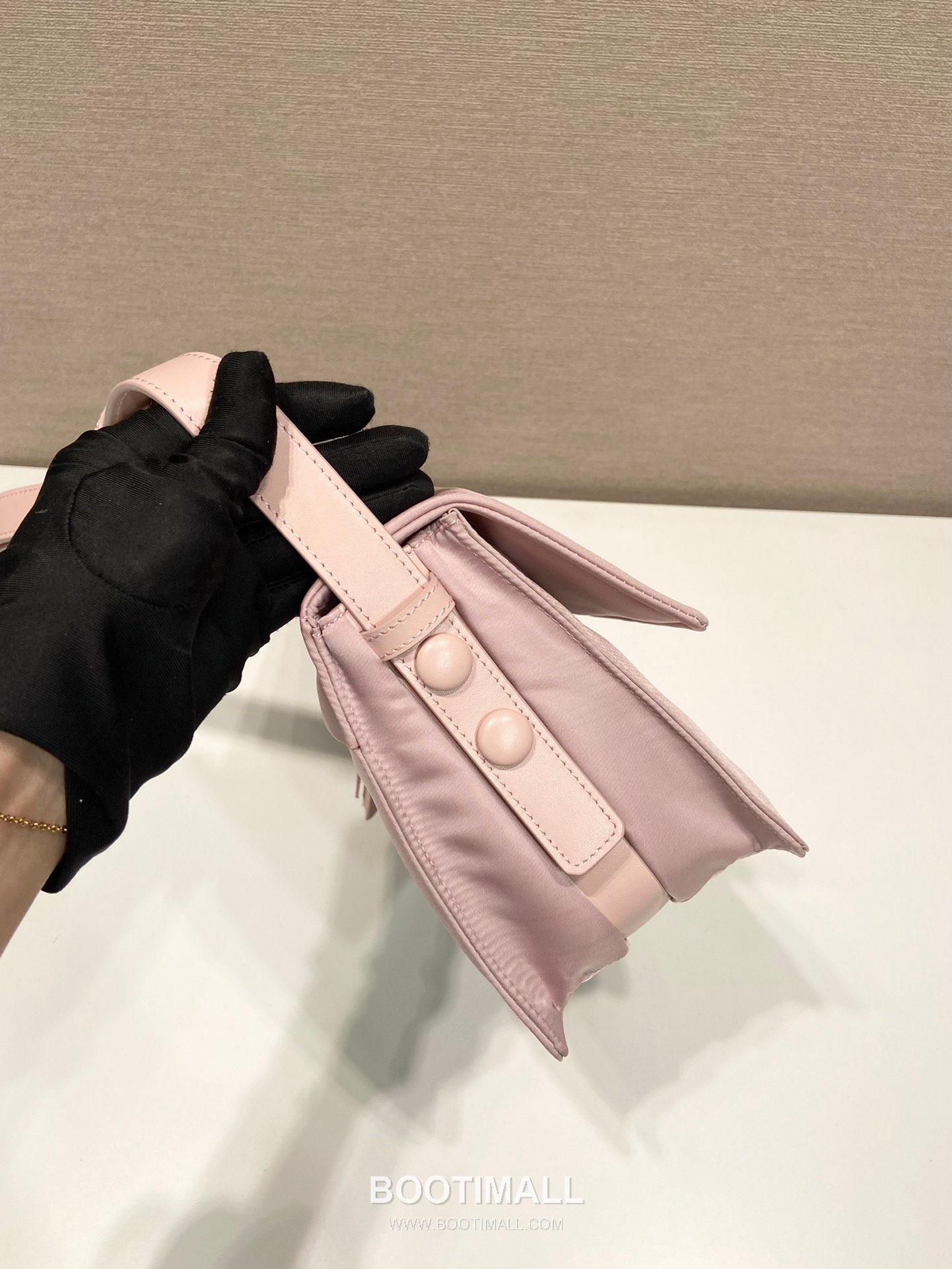 Prada Nylon Messenger Bag with Leather Strap and Back Pocket Detail 프라다 나일론 레더 스트랩 백포켓 메신저백 1BD258 23.5cm 6