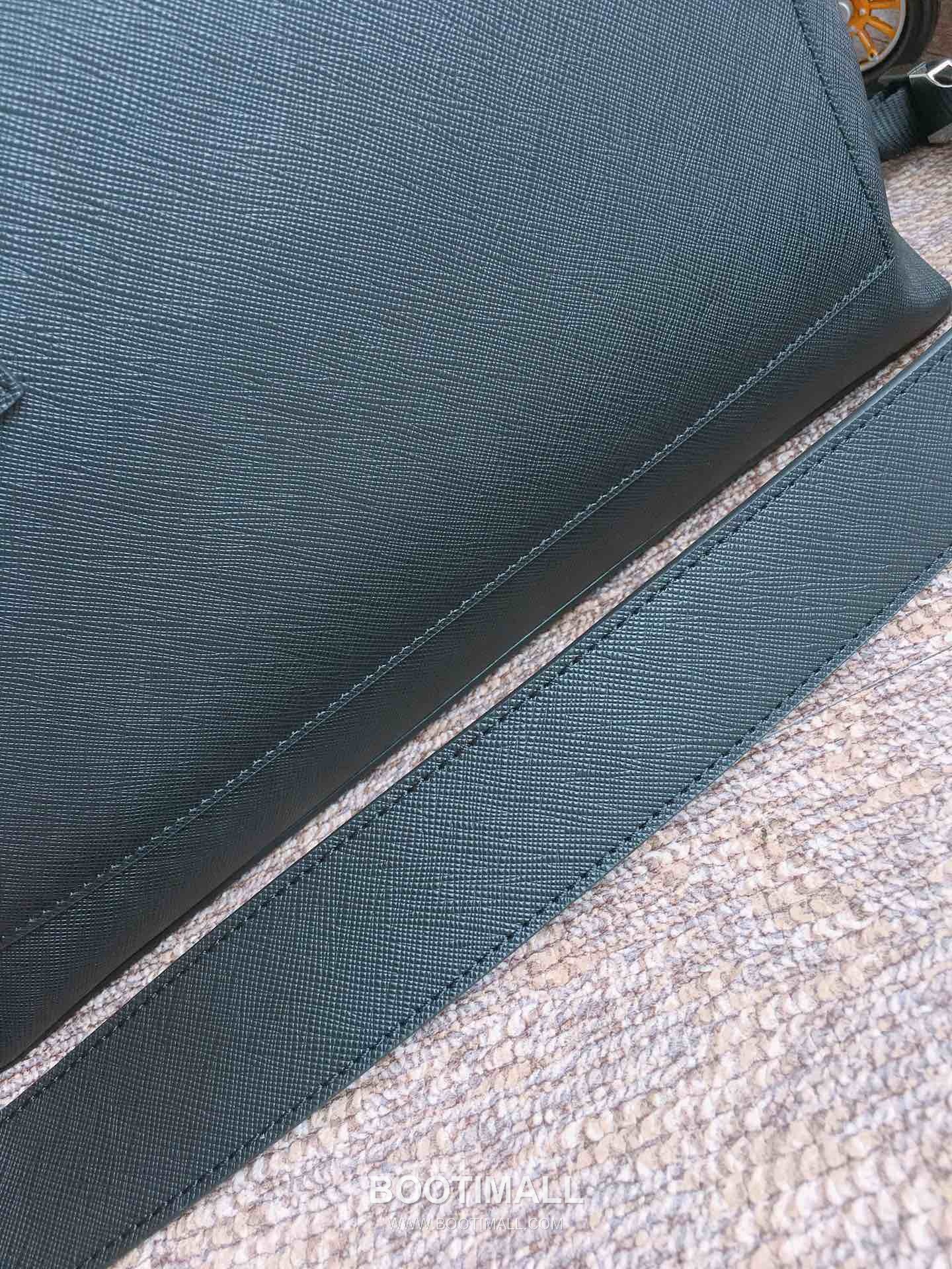 Prada Saffiano Leather Tote Bag with Front Zip Pocket and Triple Compartment 프라다 사피아노 가죽 프론트 지퍼 트리플 컴파트먼트 토트백 2VG046 33cm 4