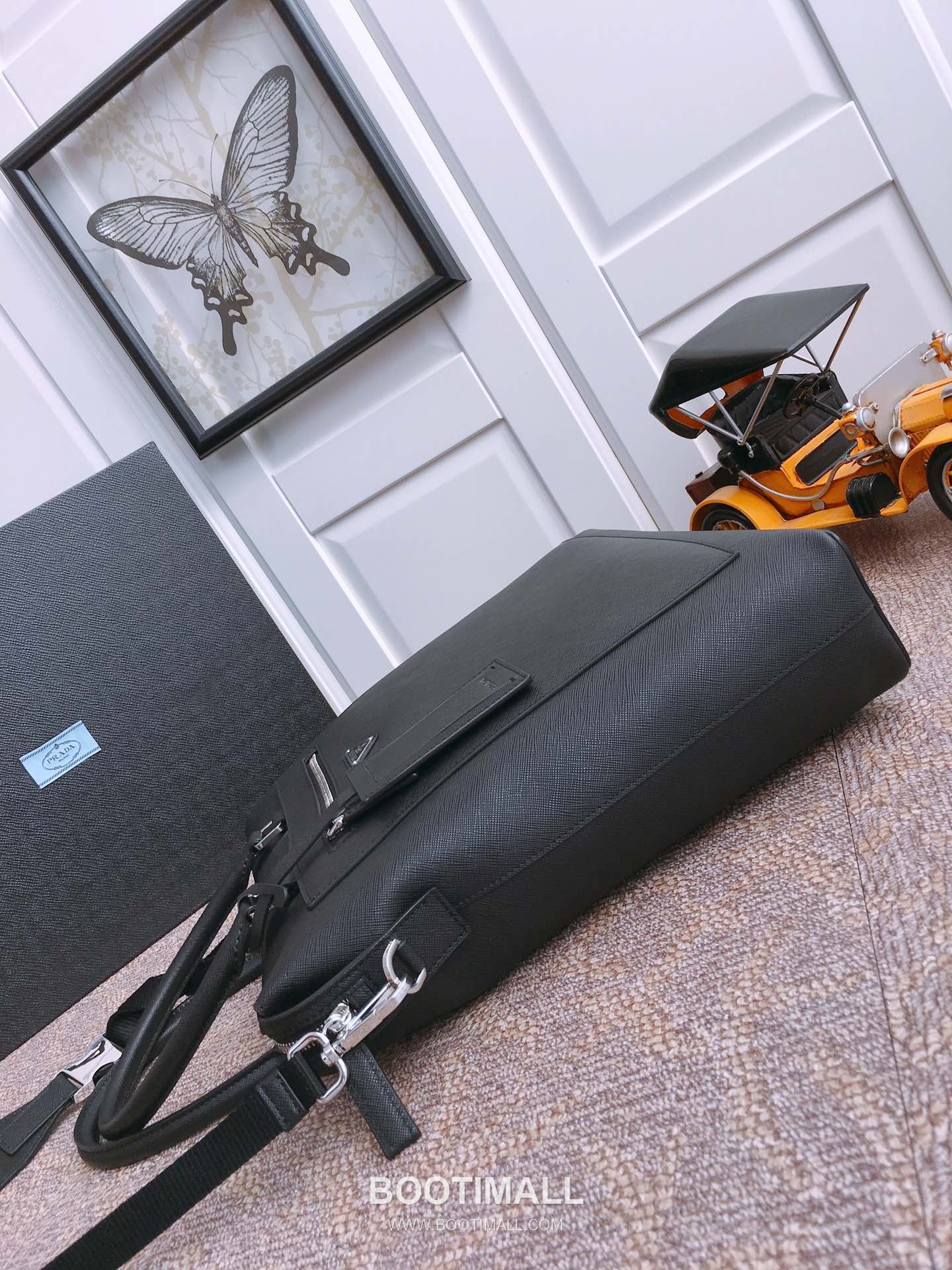 Prada Saffiano Leather Tote Bag with Front Zip Pocket and Triple Compartment 프라다 사피아노 가죽 프론트 지퍼 트리플 컴파트먼트 토트백 2VG046 33cm 5