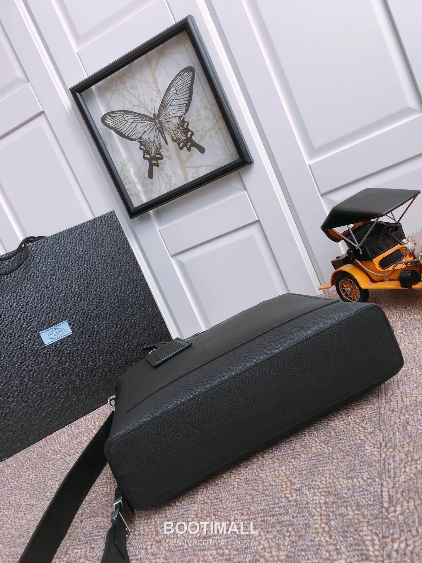 Prada Saffiano Leather Tote Bag with Front Zip Pocket and Triple Compartment 프라다 사피아노 가죽 프론트 지퍼 트리플 컴파트먼트 토트백 2VG046 33cm 6