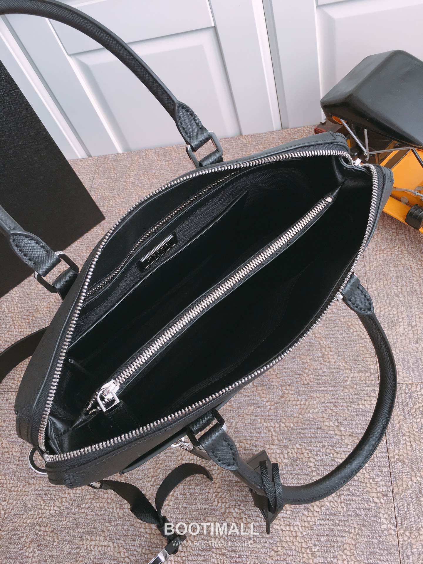 Prada Saffiano Leather Tote Bag with Front Zip Pocket and Triple Compartment 프라다 사피아노 가죽 프론트 지퍼 트리플 컴파트먼트 토트백 2VG046 33cm 7