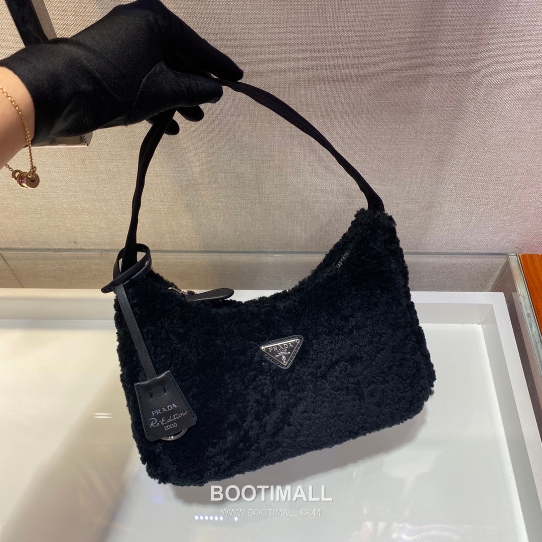 Prada Goat Fur Hobo Bag with Soft Texture and Zip Detail 프라다 고트 퍼 소프트 텍스처 지퍼 호보백 NE515 23cm 4