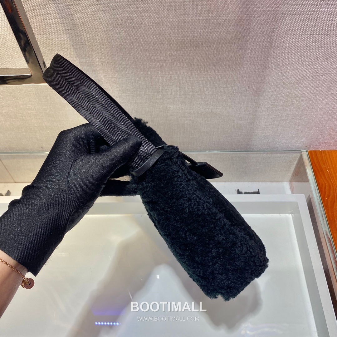 Prada Goat Fur Hobo Bag with Soft Texture and Zip Detail 프라다 고트 퍼 소프트 텍스처 지퍼 호보백 NE515 23cm 6