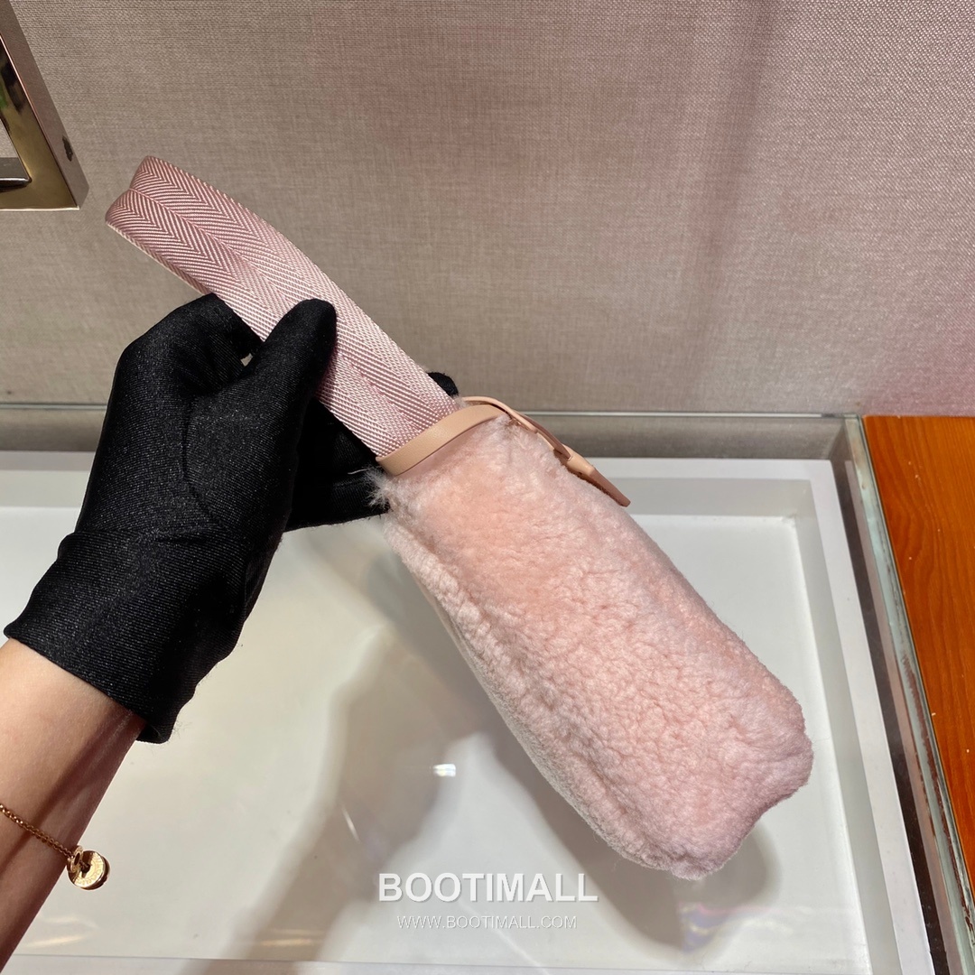 Prada Goat Fur Hobo Bag with Soft Texture and Zip Detail 프라다 고트 퍼 소프트 텍스처 지퍼 호보백 NE515 23cm 6