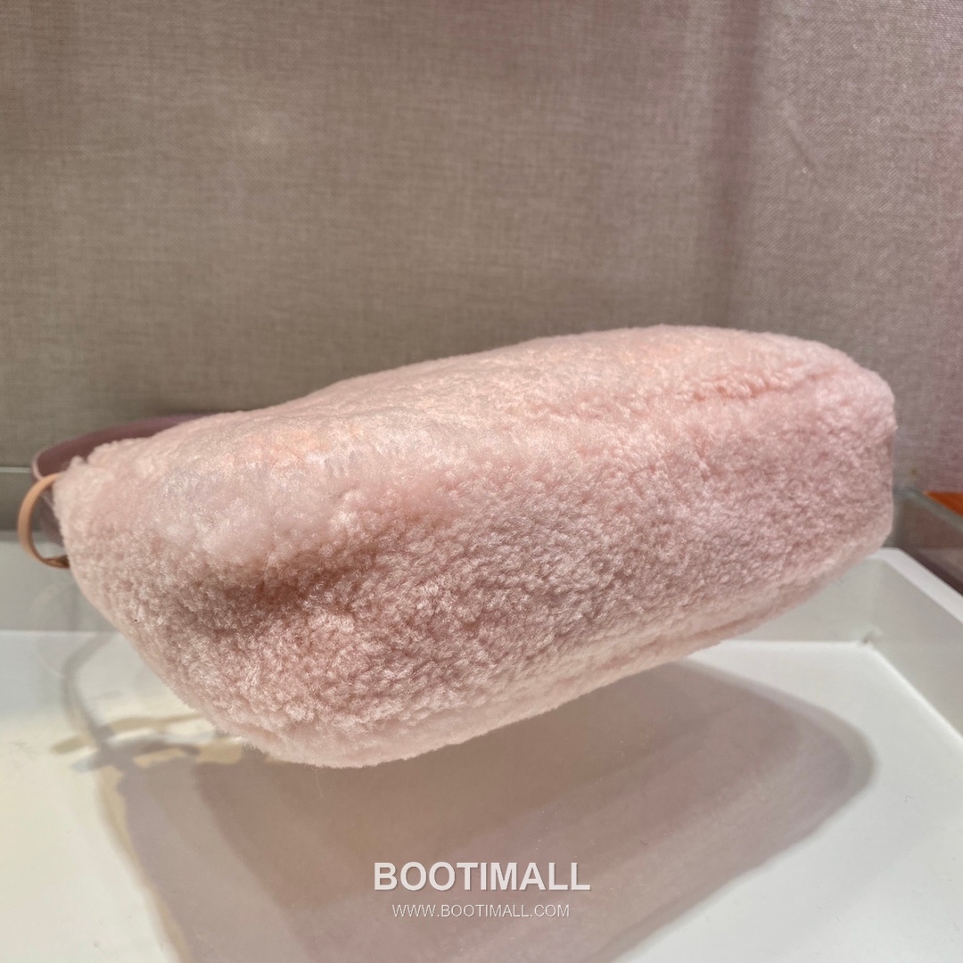 Prada Goat Fur Hobo Bag with Soft Texture and Zip Detail 프라다 고트 퍼 소프트 텍스처 지퍼 호보백 NE515 23cm 7