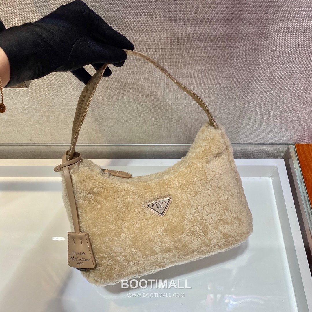 Prada Goat Fur Hobo Bag with Soft Texture and Zip Detail 프라다 고트 퍼 소프트 텍스처 지퍼 호보백 NE515 23cm 4