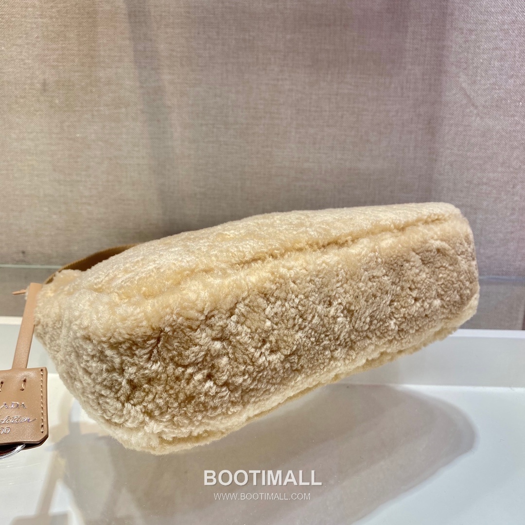 Prada Goat Fur Hobo Bag with Soft Texture and Zip Detail 프라다 고트 퍼 소프트 텍스처 지퍼 호보백 NE515 23cm 6