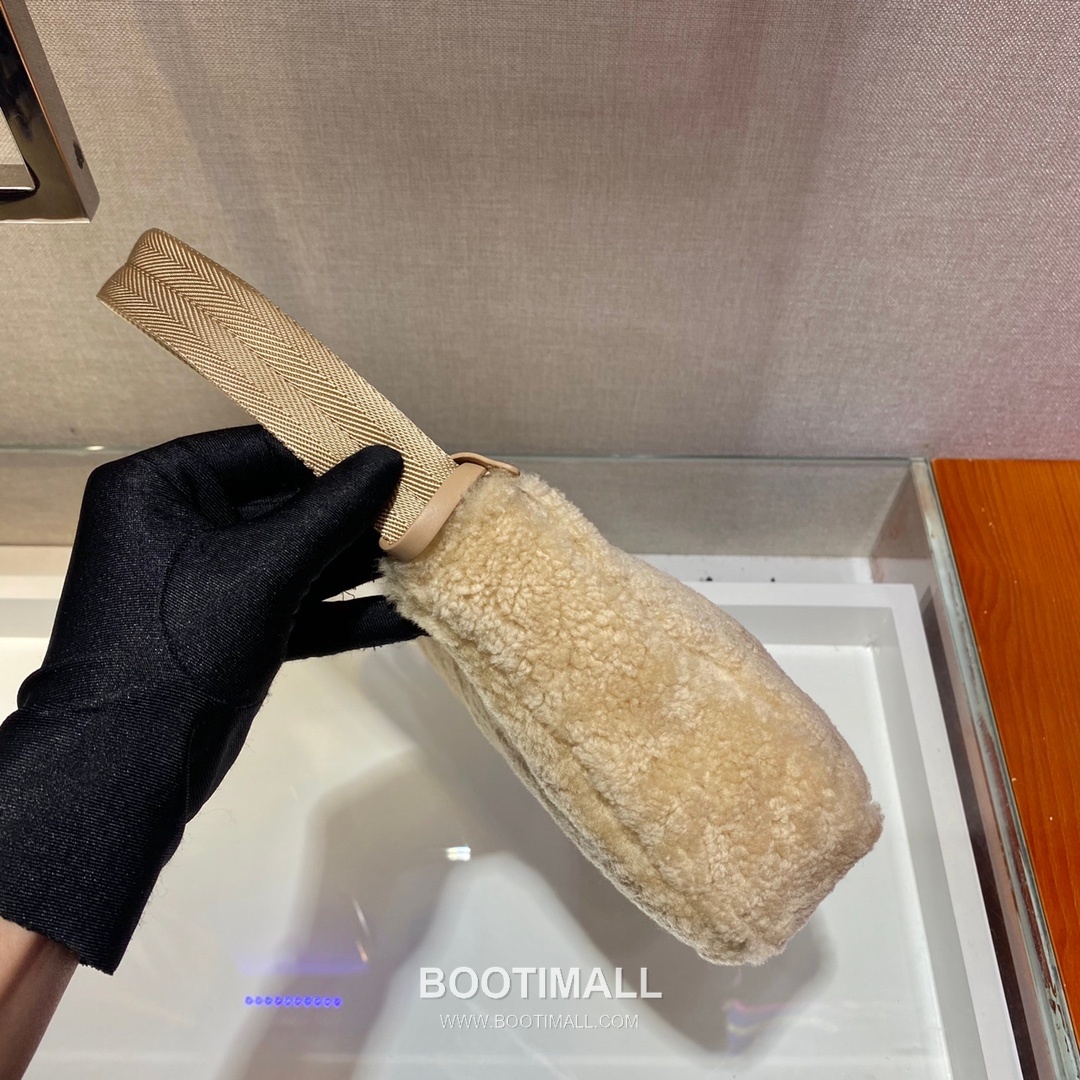 Prada Goat Fur Hobo Bag with Soft Texture and Zip Detail 프라다 고트 퍼 소프트 텍스처 지퍼 호보백 NE515 23cm 7