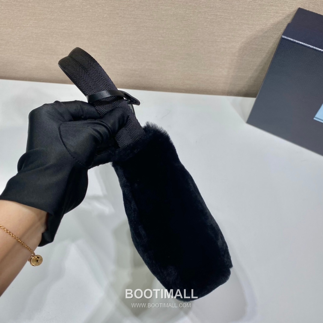 Prada Goat Fur Hobo Bag with Soft Texture and Zip Detail 프라다 고트 퍼 소프트 텍스처 지퍼 호보백 NE515 23cm 6