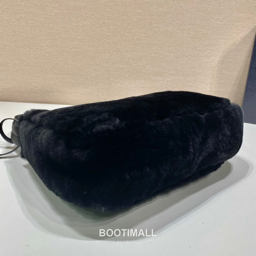 Prada Goat Fur Hobo Bag with Soft Texture and Zip Detail 프라다 고트 퍼 소프트 텍스처 지퍼 호보백 NE515 23cm 7