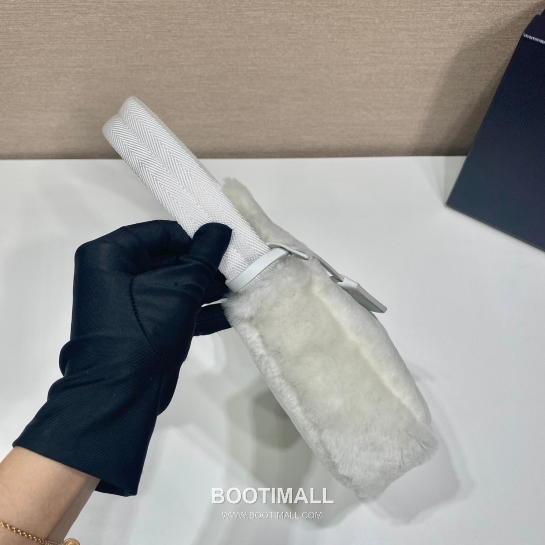 Prada Goat Fur Hobo Bag with Soft Texture and Zip Detail 프라다 고트 퍼 소프트 텍스처 지퍼 호보백 NE515 23cm 6