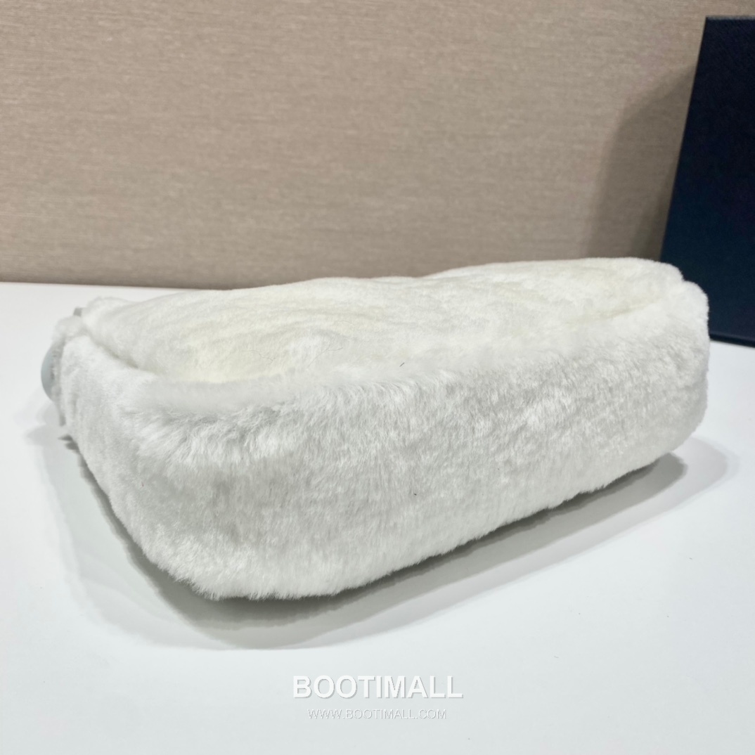 Prada Goat Fur Hobo Bag with Soft Texture and Zip Detail 프라다 고트 퍼 소프트 텍스처 지퍼 호보백 NE515 23cm 7