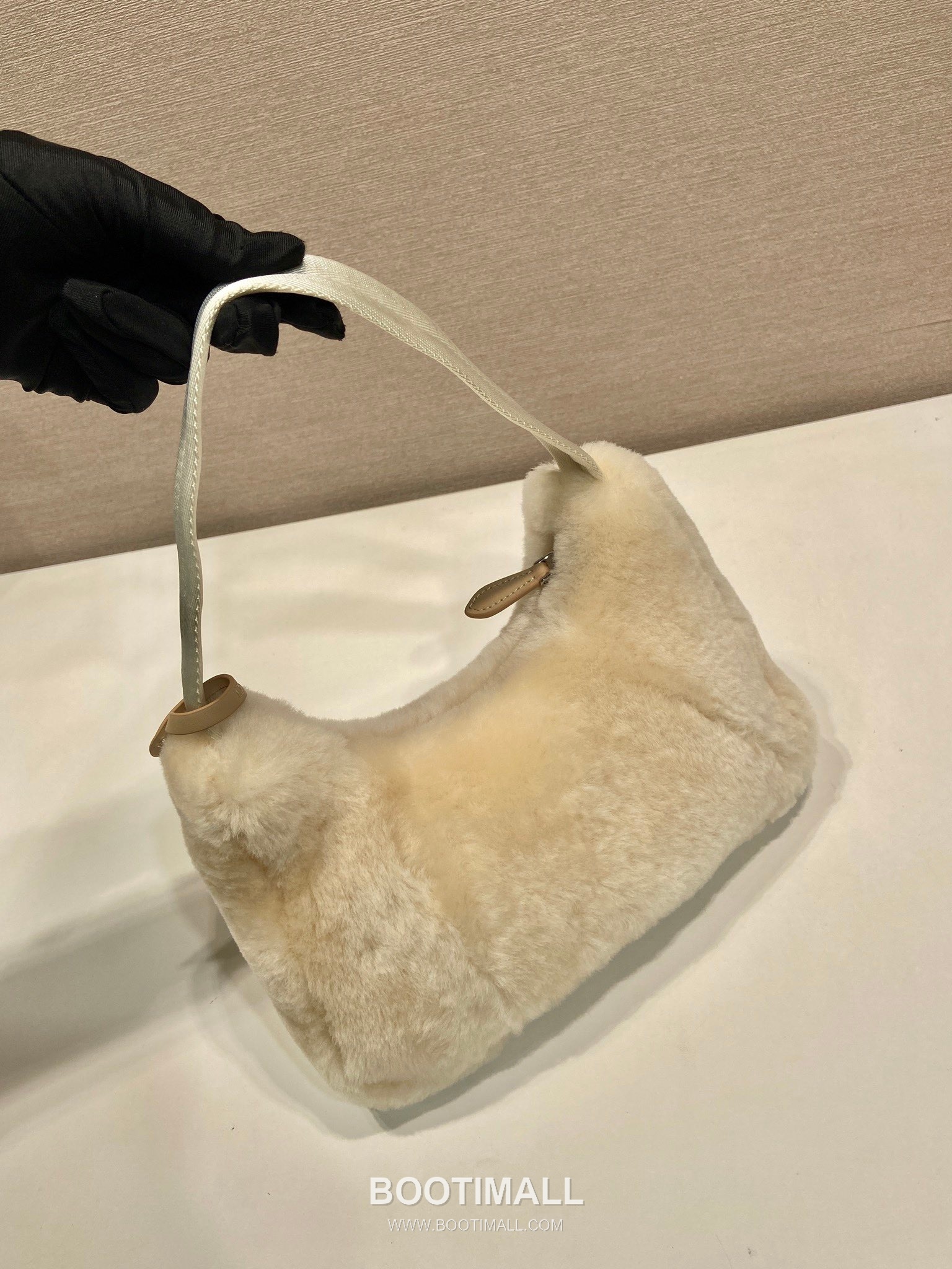 Prada Goat Fur Hobo Bag with Soft Texture and Zip Detail 프라다 고트 퍼 소프트 텍스처 지퍼 호보백 NE515 23cm 4