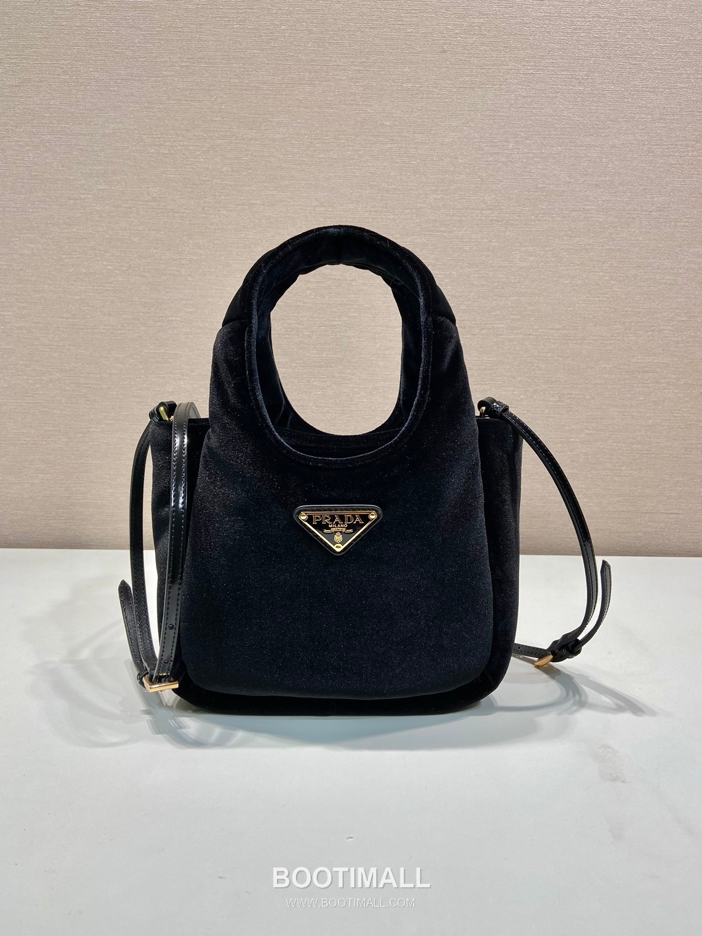 Prada Velvet Bucket Bag with Enamel Triangle Logo and Adjustable Strap 프라다 벨벳 트라이앵글 로고 스트랩 버킷백 1BA410 17cm 1