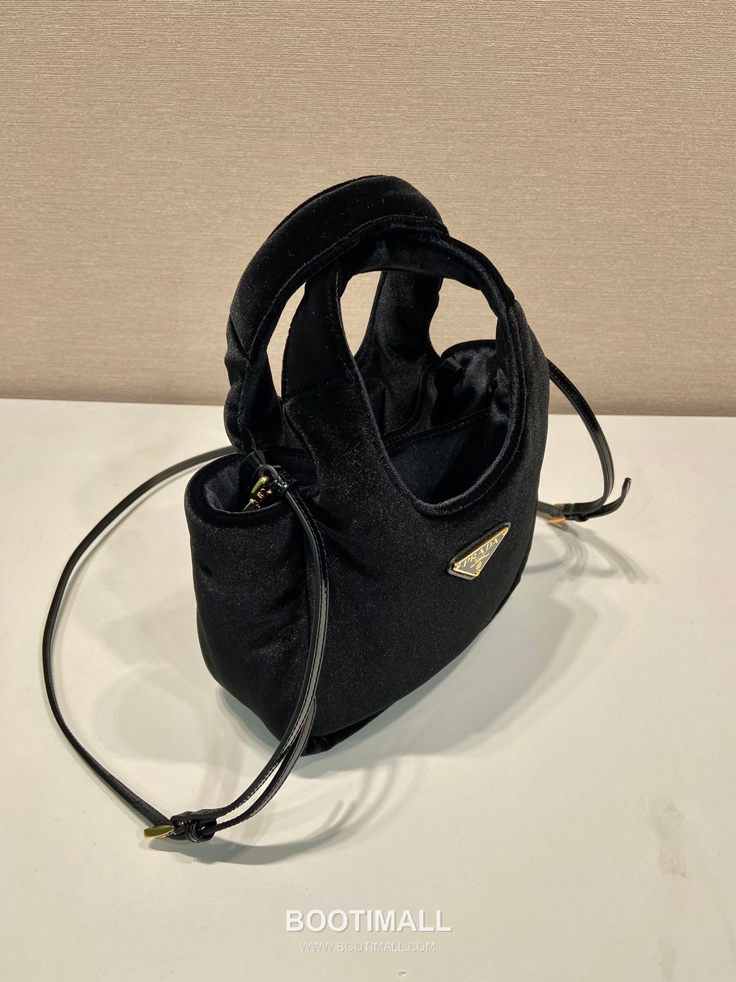 Prada Velvet Bucket Bag with Enamel Triangle Logo and Adjustable Strap 프라다 벨벳 트라이앵글 로고 스트랩 버킷백 1BA410 17cm 3