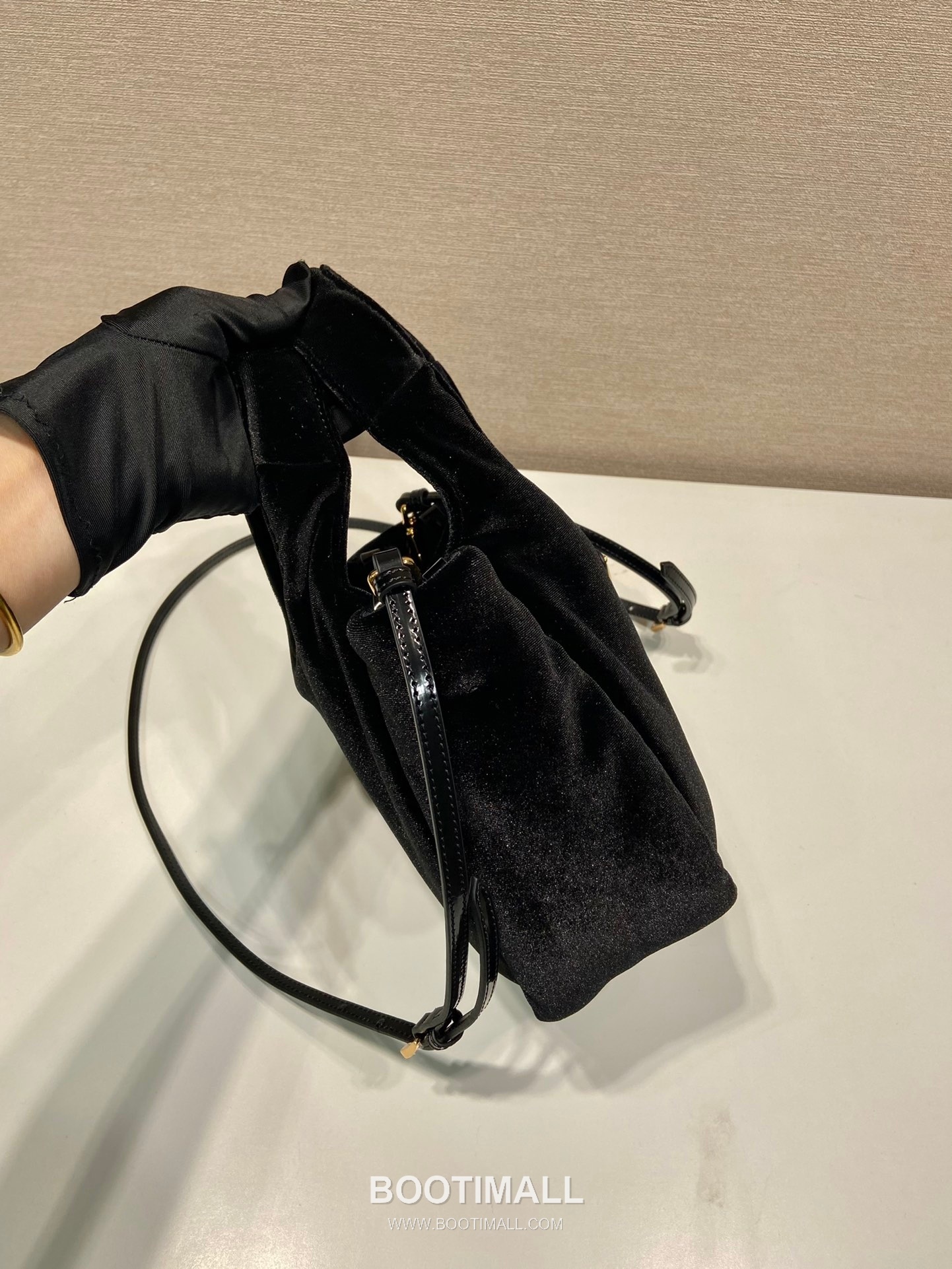 Prada Velvet Bucket Bag with Enamel Triangle Logo and Adjustable Strap 프라다 벨벳 트라이앵글 로고 스트랩 버킷백 1BA410 17cm 4
