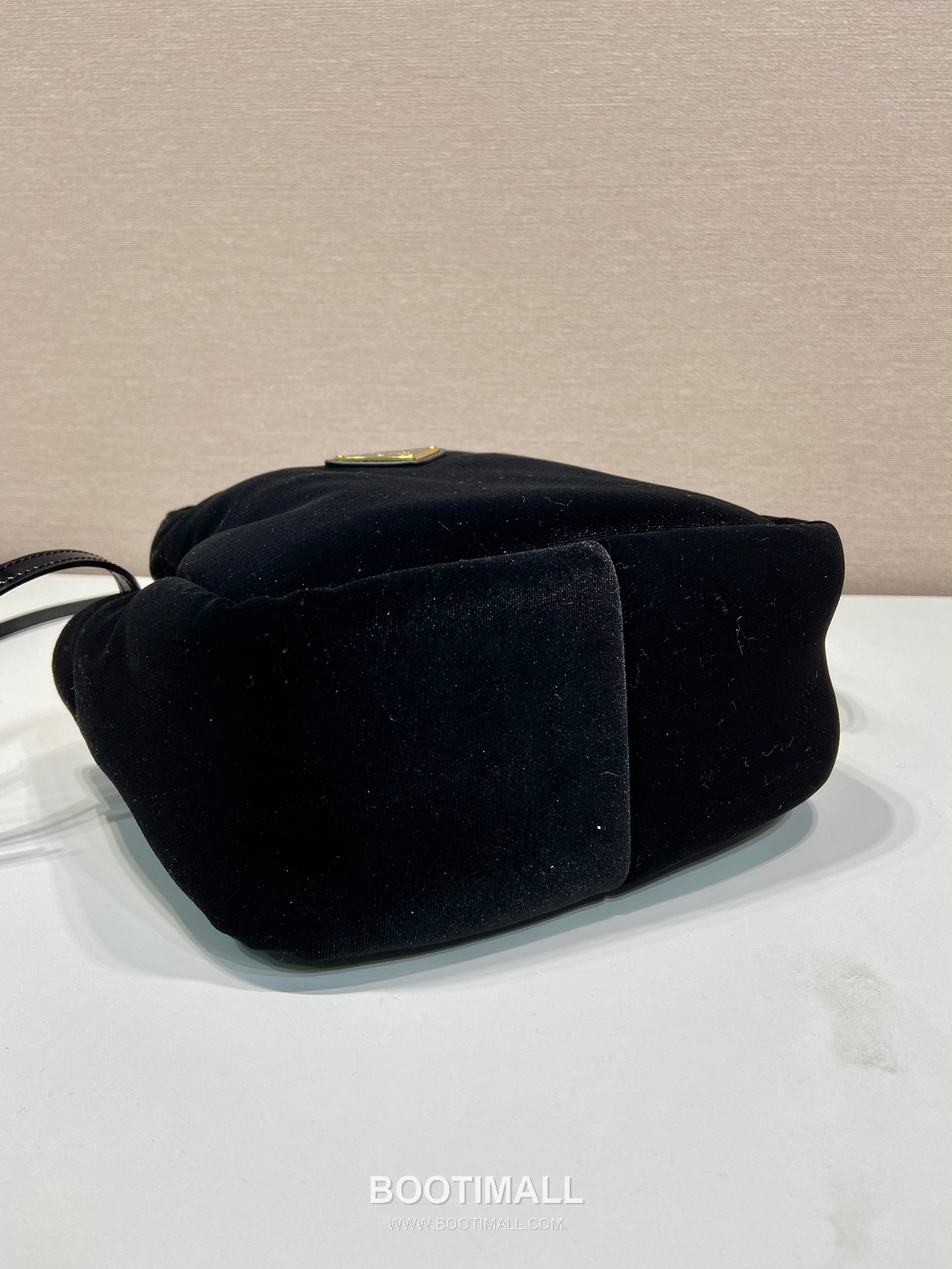 Prada Velvet Bucket Bag with Enamel Triangle Logo and Adjustable Strap 프라다 벨벳 트라이앵글 로고 스트랩 버킷백 1BA410 17cm 5