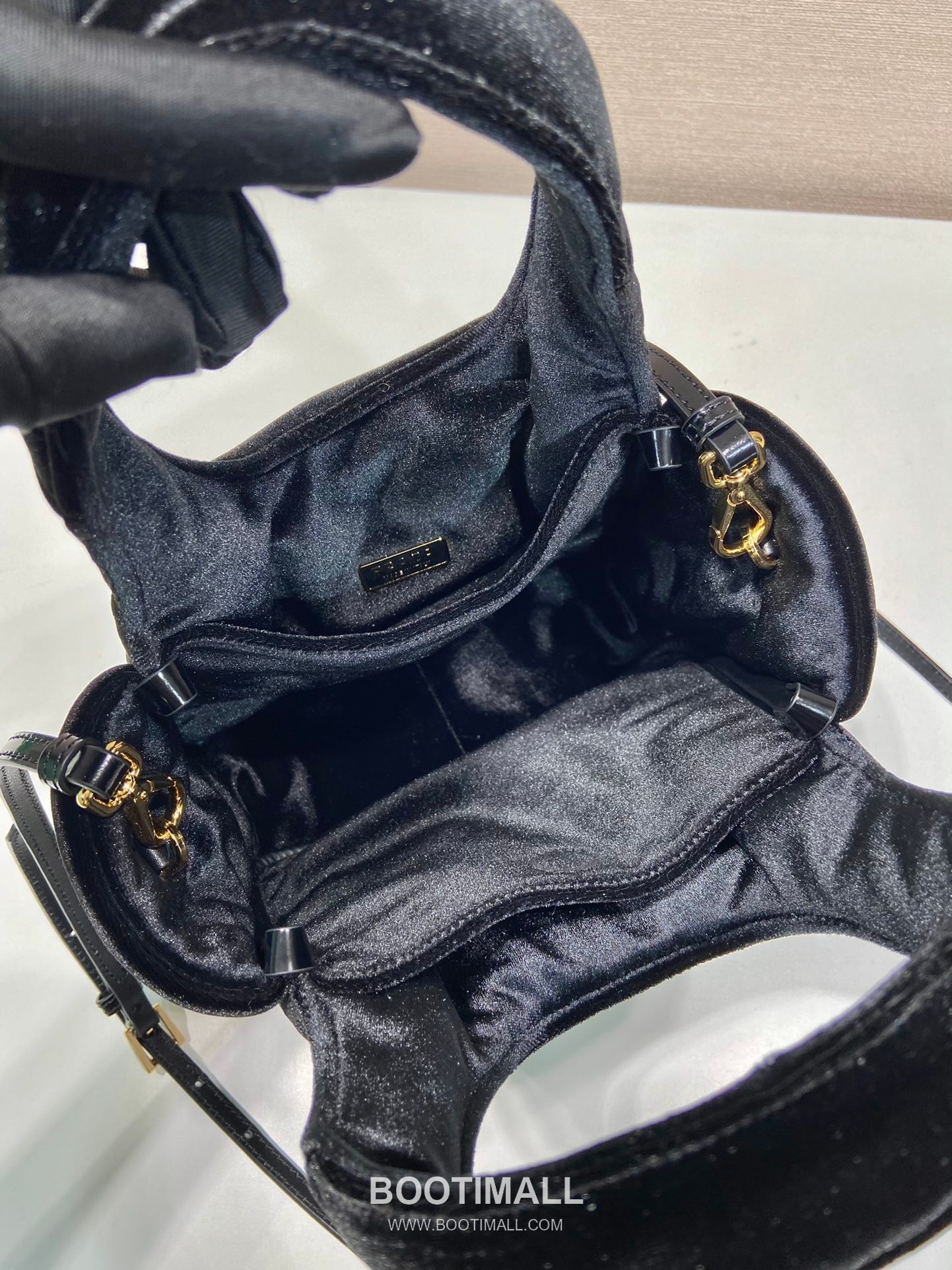 Prada Velvet Bucket Bag with Enamel Triangle Logo and Adjustable Strap 프라다 벨벳 트라이앵글 로고 스트랩 버킷백 1BA410 17cm 7