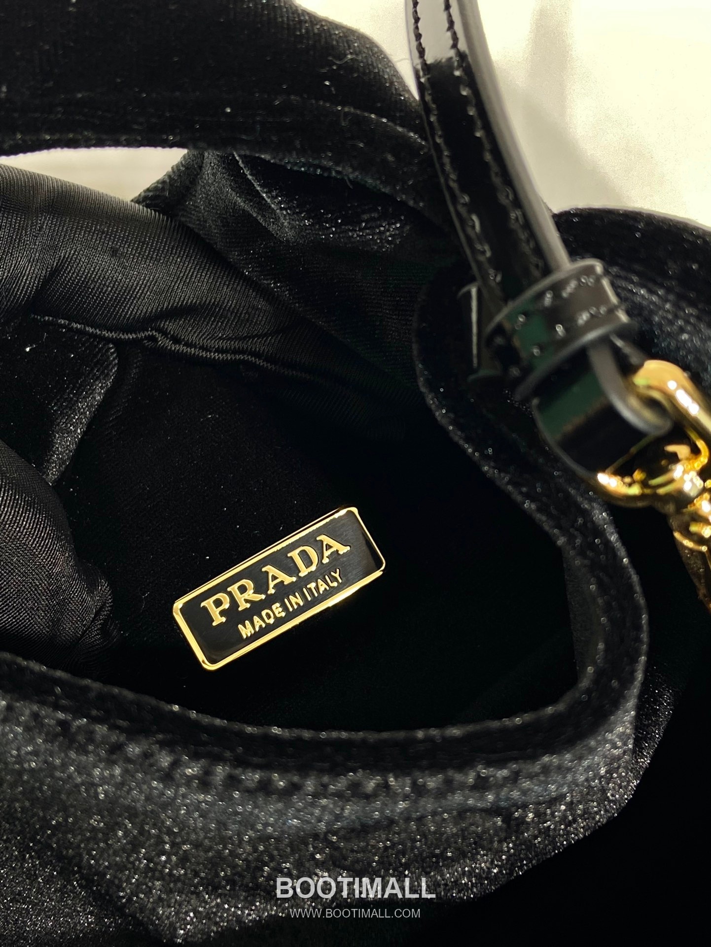 Prada Velvet Bucket Bag with Enamel Triangle Logo and Adjustable Strap 프라다 벨벳 트라이앵글 로고 스트랩 버킷백 1BA410 17cm 9