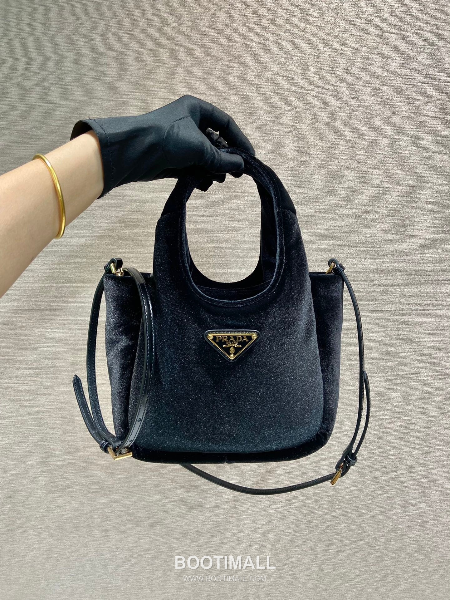 Prada Velvet Bucket Bag with Enamel Triangle Logo and Adjustable Strap 프라다 벨벳 트라이앵글 로고 스트랩 버킷백 1BA410 17cm 10