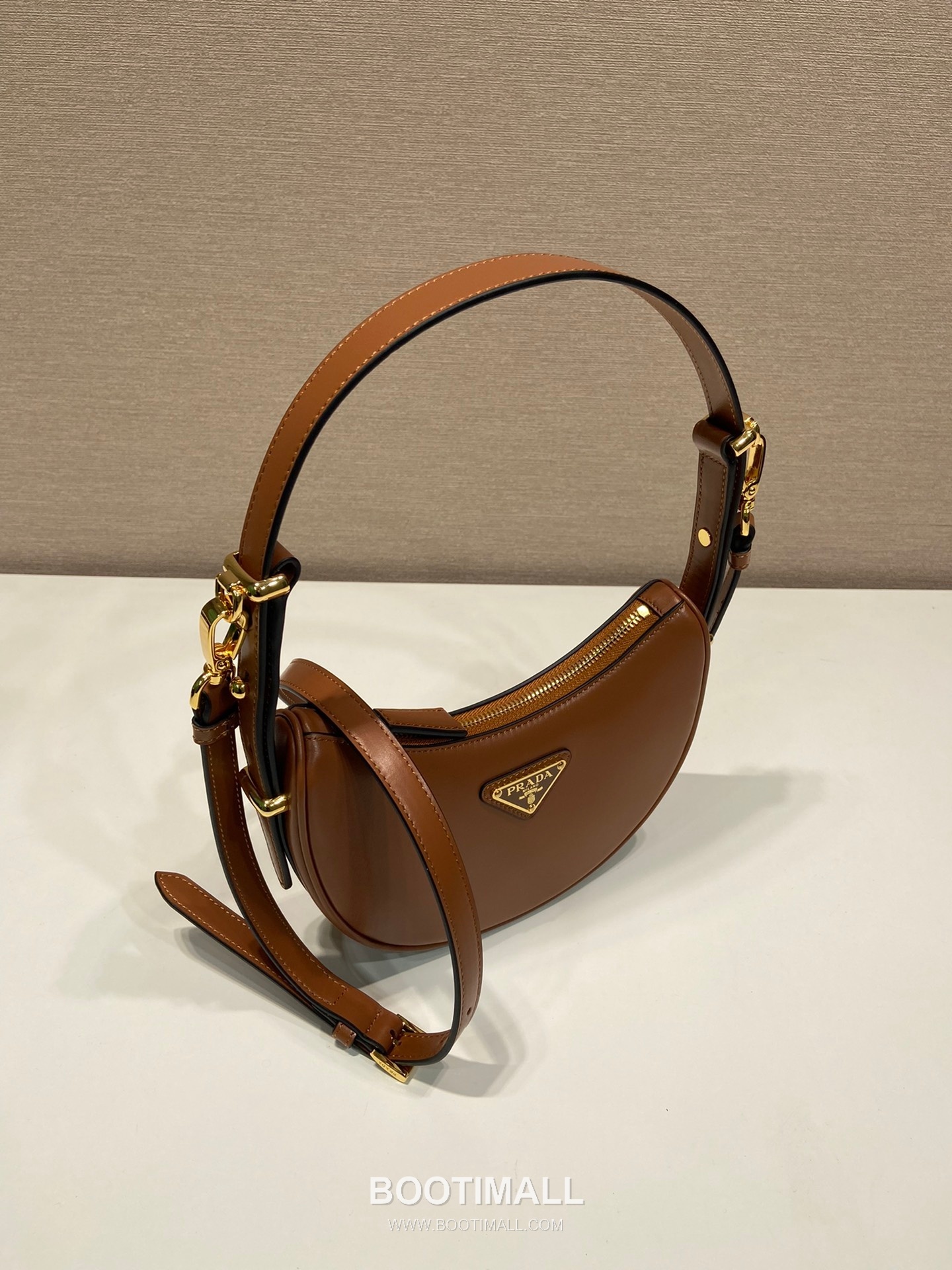 Prada Calfskin Leather Moon Shoulder Bag with Dual Strap and Curved Design 프라다 카프스킨 가죽 듀얼 스트랩 문 숄더백 1BC199 18cm 3