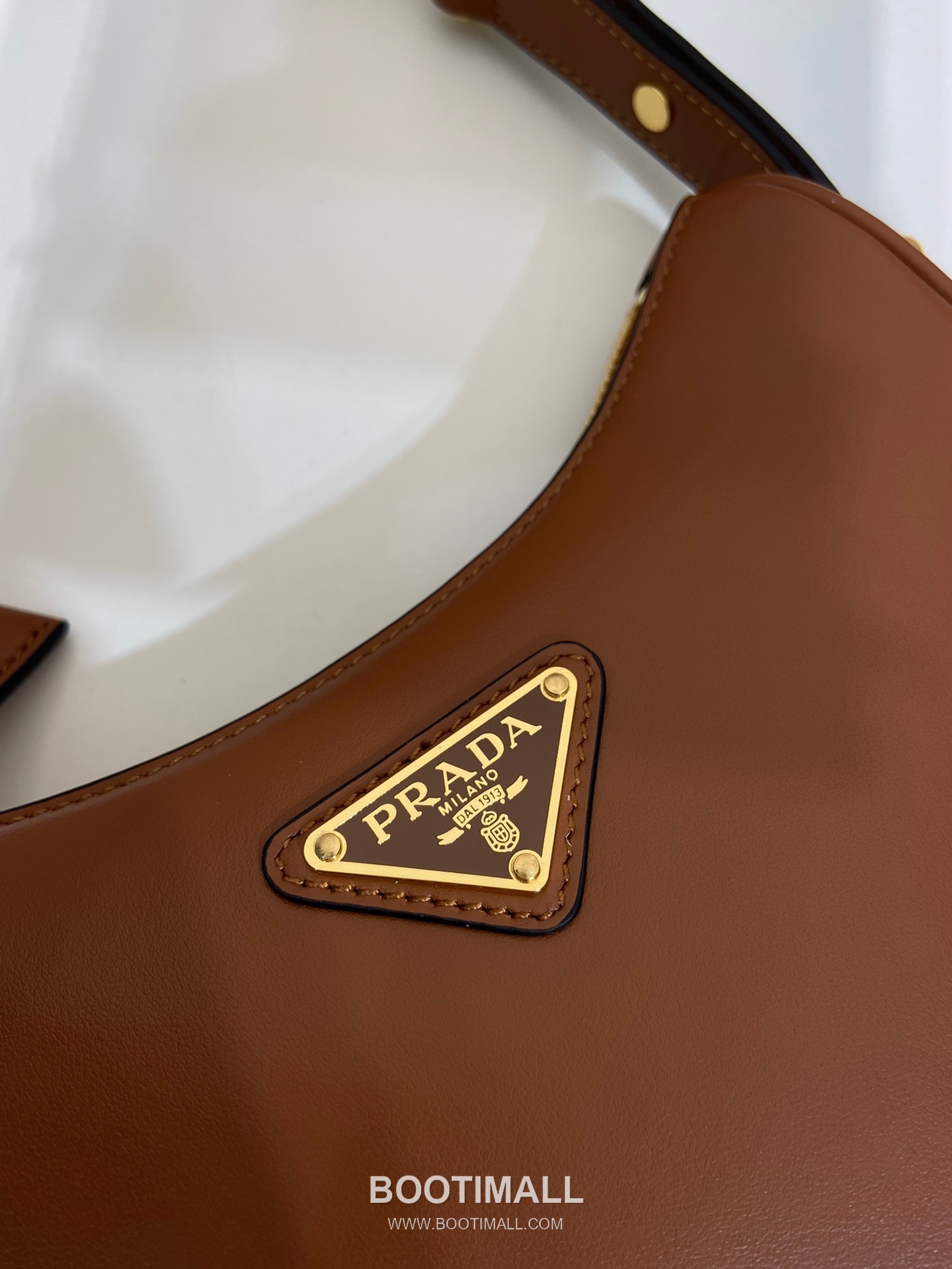 Prada Calfskin Leather Moon Shoulder Bag with Dual Strap and Curved Design 프라다 카프스킨 가죽 듀얼 스트랩 문 숄더백 1BC199 18cm 7