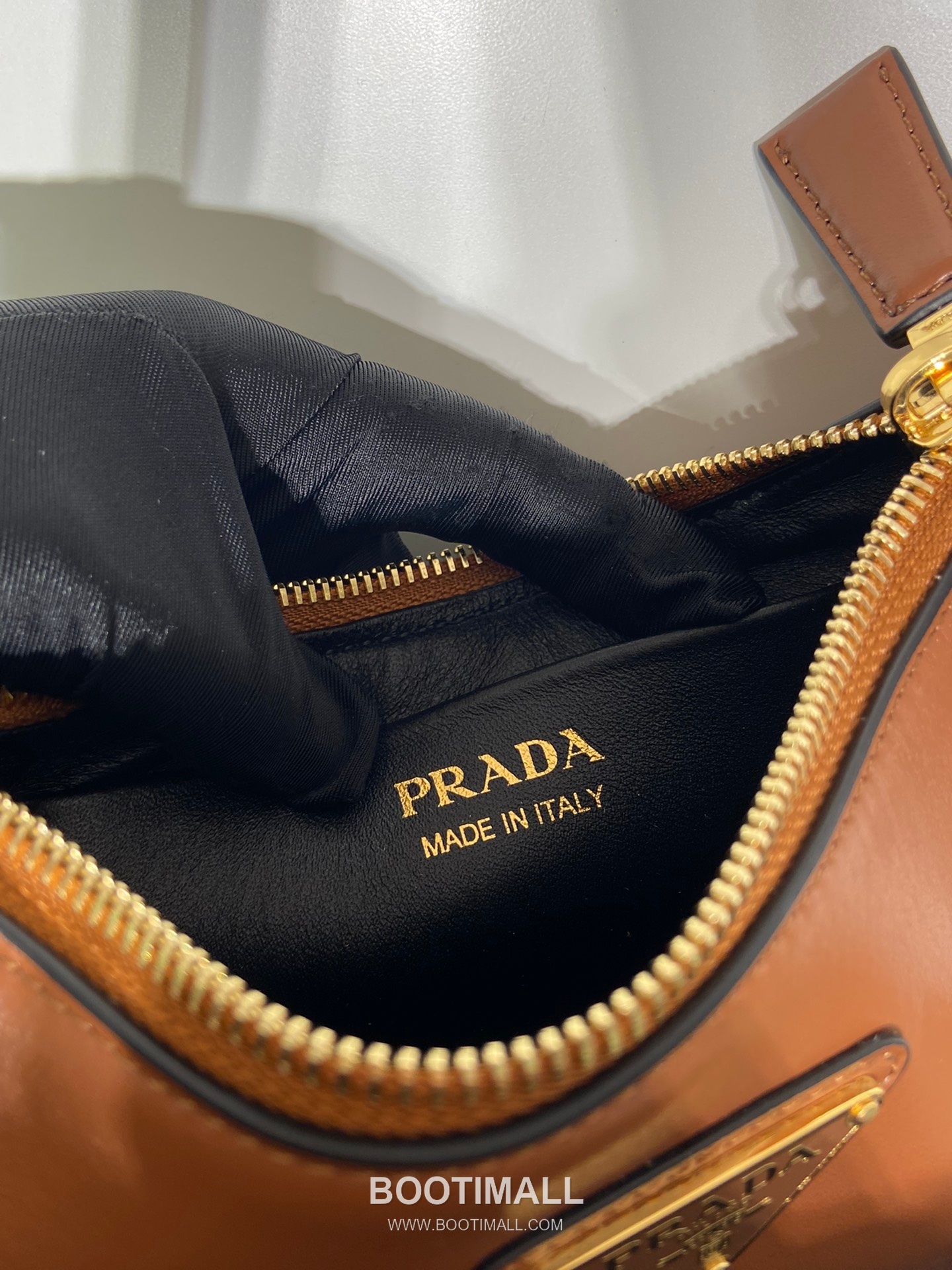 Prada Calfskin Leather Moon Shoulder Bag with Dual Strap and Curved Design 프라다 카프스킨 가죽 듀얼 스트랩 문 숄더백 1BC199 18cm 9