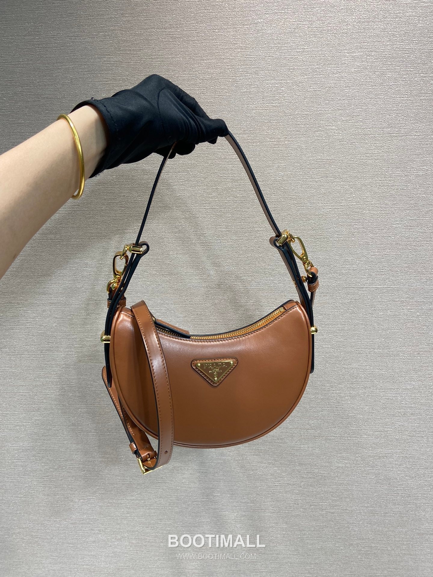 Prada Calfskin Leather Moon Shoulder Bag with Dual Strap and Curved Design 프라다 카프스킨 가죽 듀얼 스트랩 문 숄더백 1BC199 18cm 10