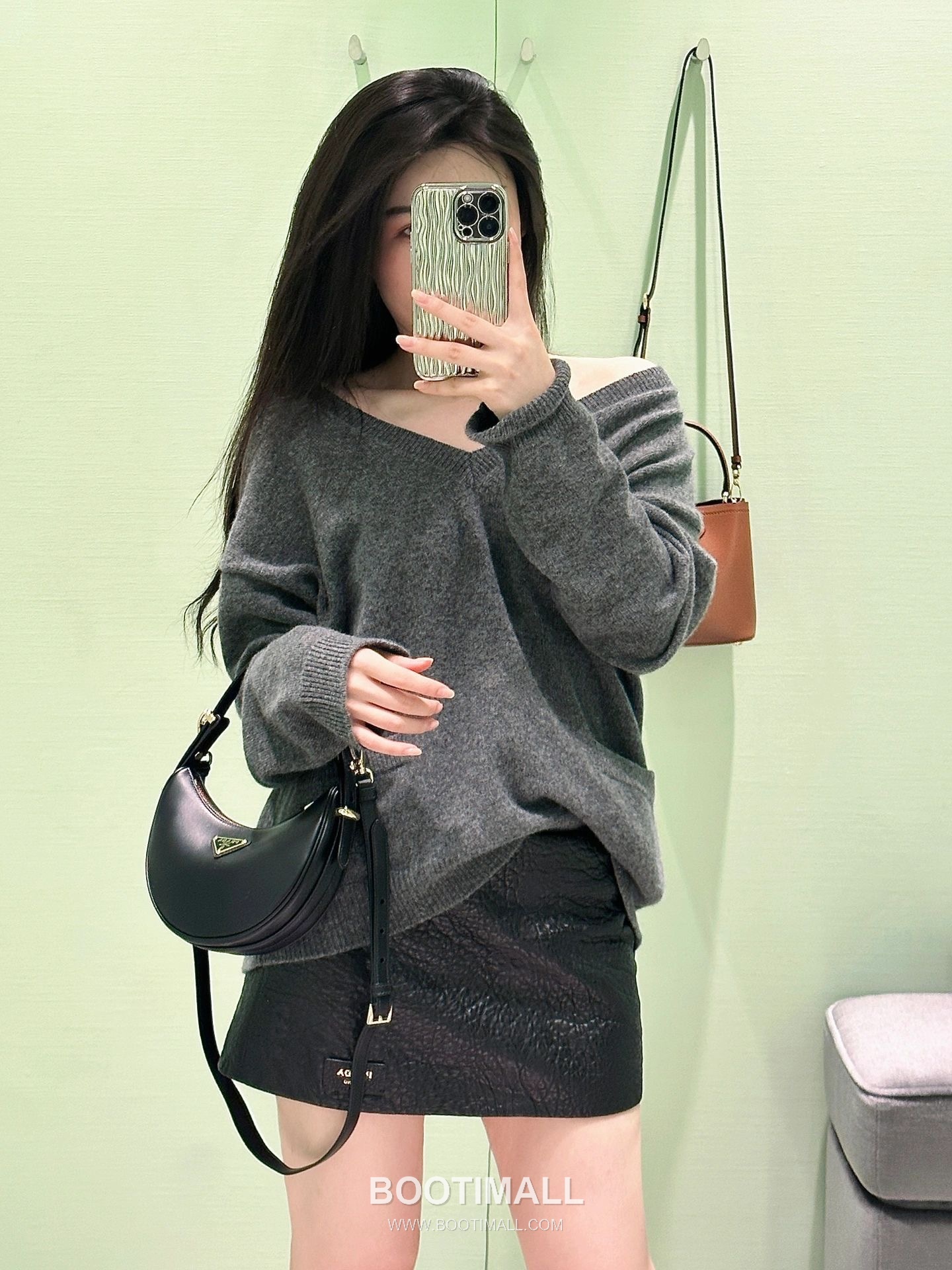 Prada Calfskin Leather Moon Shoulder Bag with Dual Strap and Curved Design 프라다 카프스킨 가죽 듀얼 스트랩 문 숄더백 1BC199 18cm 13