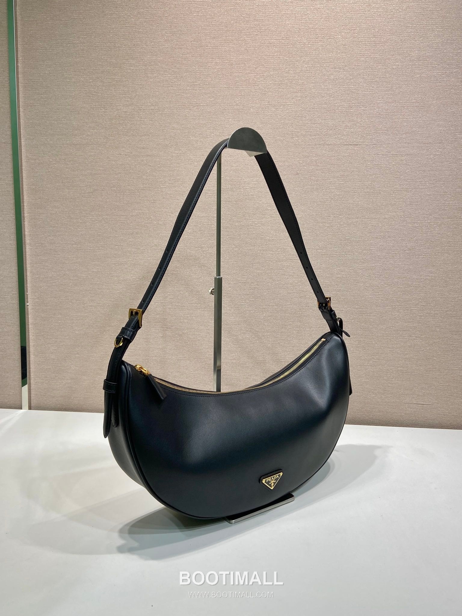 Prada Calfskin Leather Crescent Hobo Bag with Adjustable Strap and Curved Design 프라다 카프스킨 가죽 크레센트 스트랩 호보백 1BC255 42cm 2