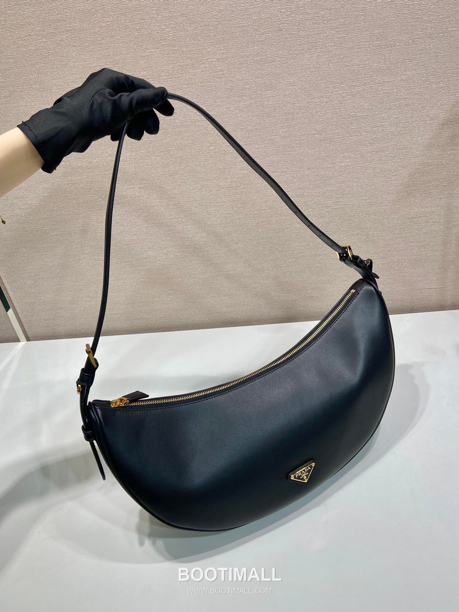 Prada Calfskin Leather Crescent Hobo Bag with Adjustable Strap and Curved Design 프라다 카프스킨 가죽 크레센트 스트랩 호보백 1BC255 42cm 3
