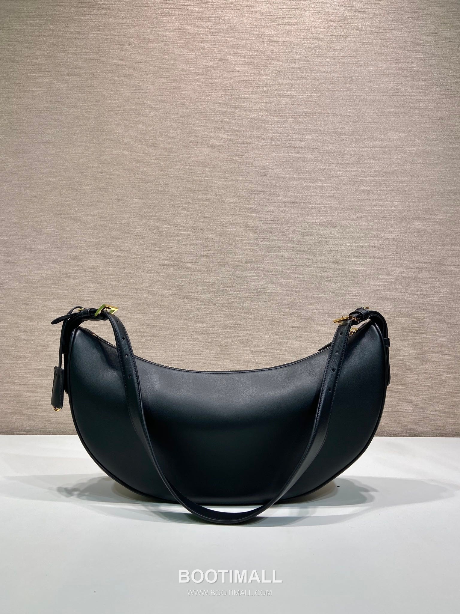 Prada Calfskin Leather Crescent Hobo Bag with Adjustable Strap and Curved Design 프라다 카프스킨 가죽 크레센트 스트랩 호보백 1BC255 42cm 4