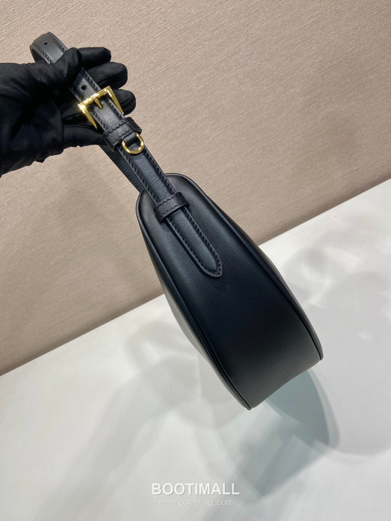 Prada Calfskin Leather Crescent Hobo Bag with Adjustable Strap and Curved Design 프라다 카프스킨 가죽 크레센트 스트랩 호보백 1BC255 42cm 5