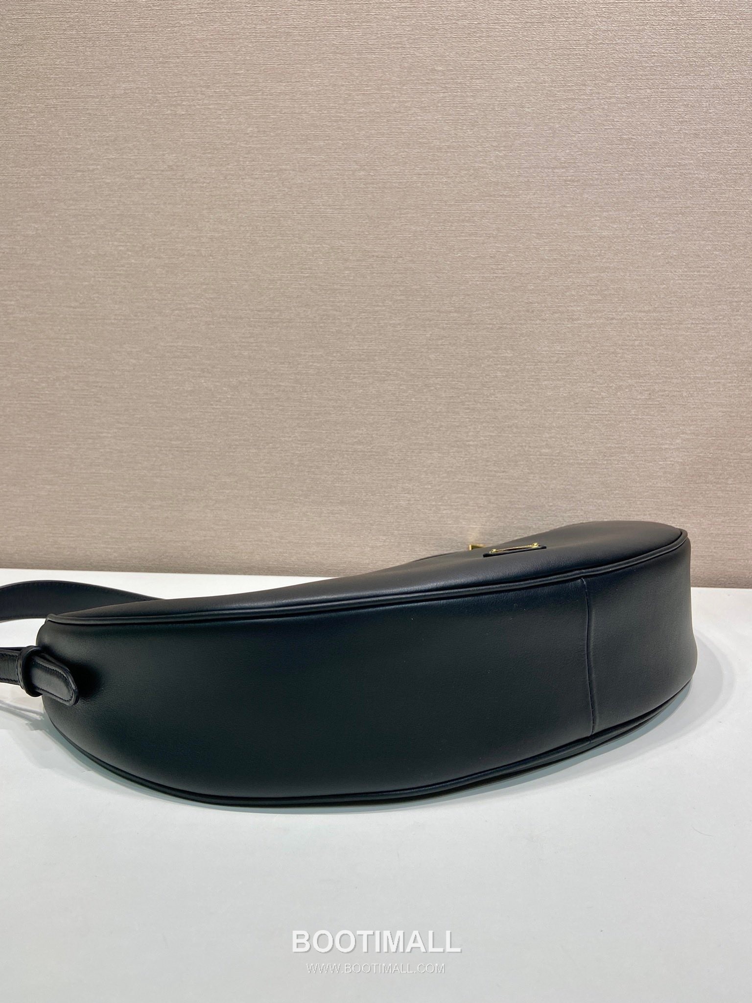 Prada Calfskin Leather Crescent Hobo Bag with Adjustable Strap and Curved Design 프라다 카프스킨 가죽 크레센트 스트랩 호보백 1BC255 42cm 6