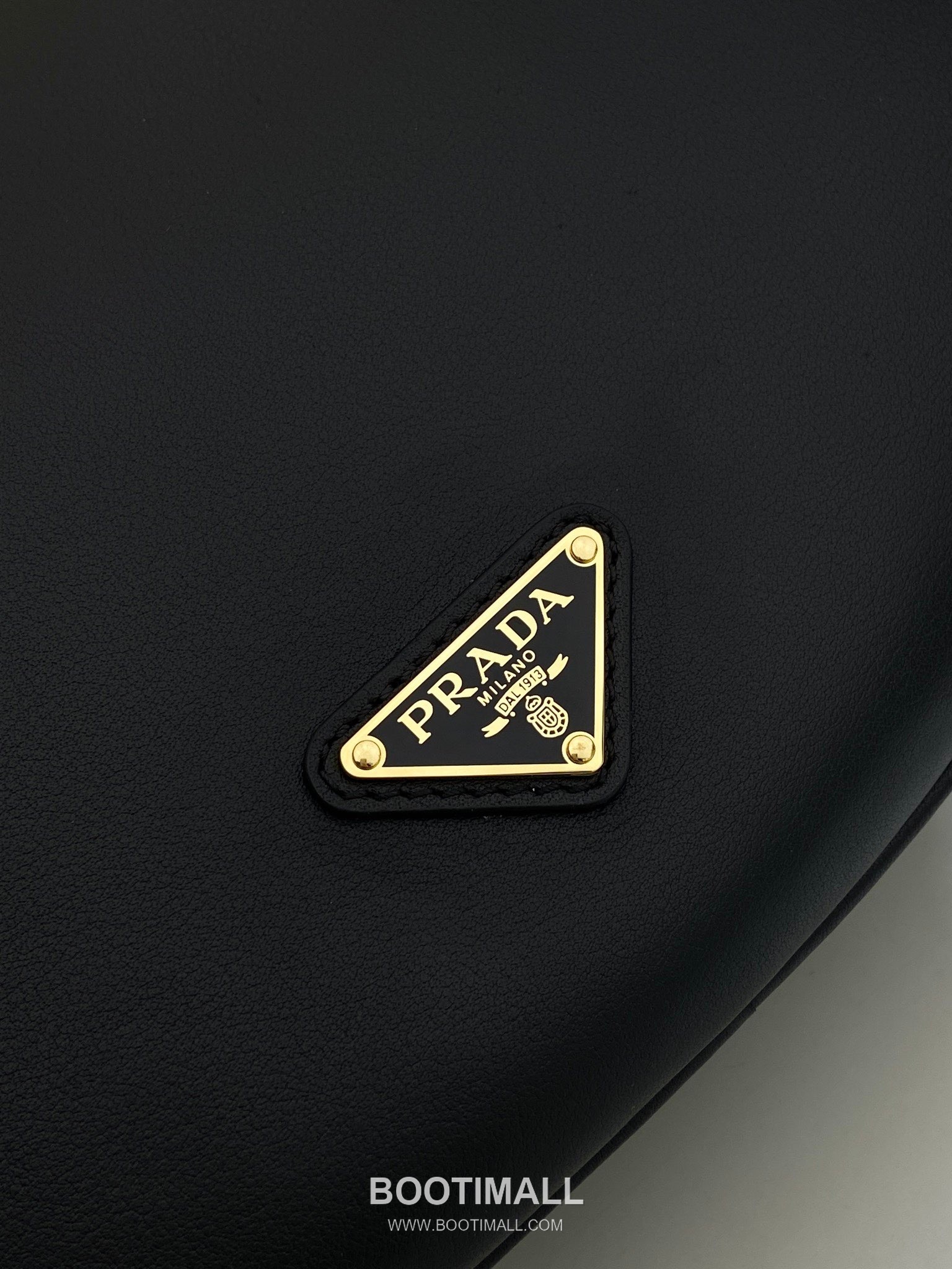 Prada Calfskin Leather Crescent Hobo Bag with Adjustable Strap and Curved Design 프라다 카프스킨 가죽 크레센트 스트랩 호보백 1BC255 42cm 7