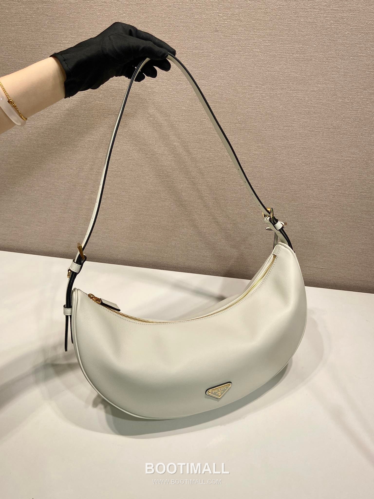 Prada Calfskin Leather Crescent Hobo Bag with Adjustable Strap and Curved Design 프라다 카프스킨 가죽 크레센트 스트랩 호보백 1BC255 42cm 3