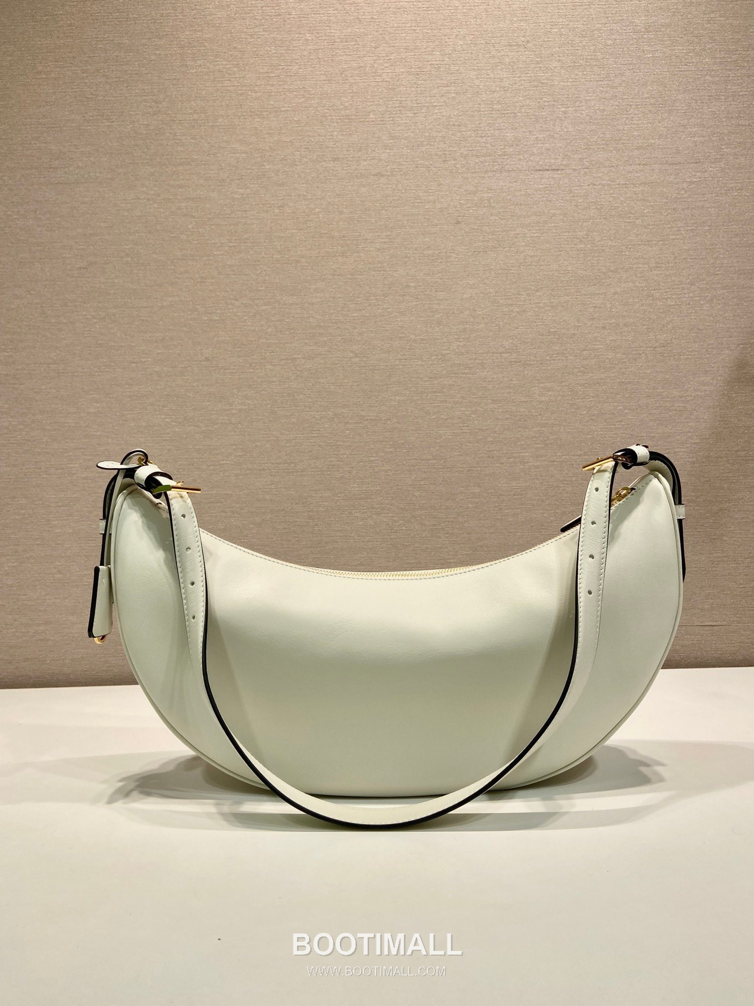 Prada Calfskin Leather Crescent Hobo Bag with Adjustable Strap and Curved Design 프라다 카프스킨 가죽 크레센트 스트랩 호보백 1BC255 42cm 4