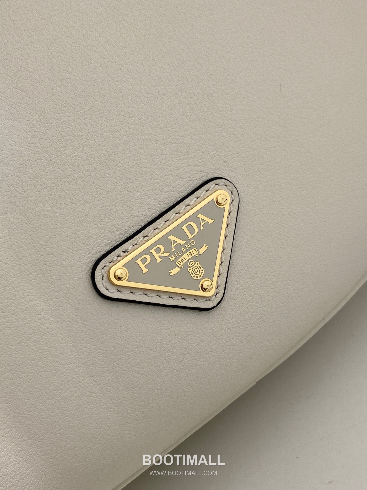 Prada Calfskin Leather Crescent Hobo Bag with Adjustable Strap and Curved Design 프라다 카프스킨 가죽 크레센트 스트랩 호보백 1BC255 42cm 7