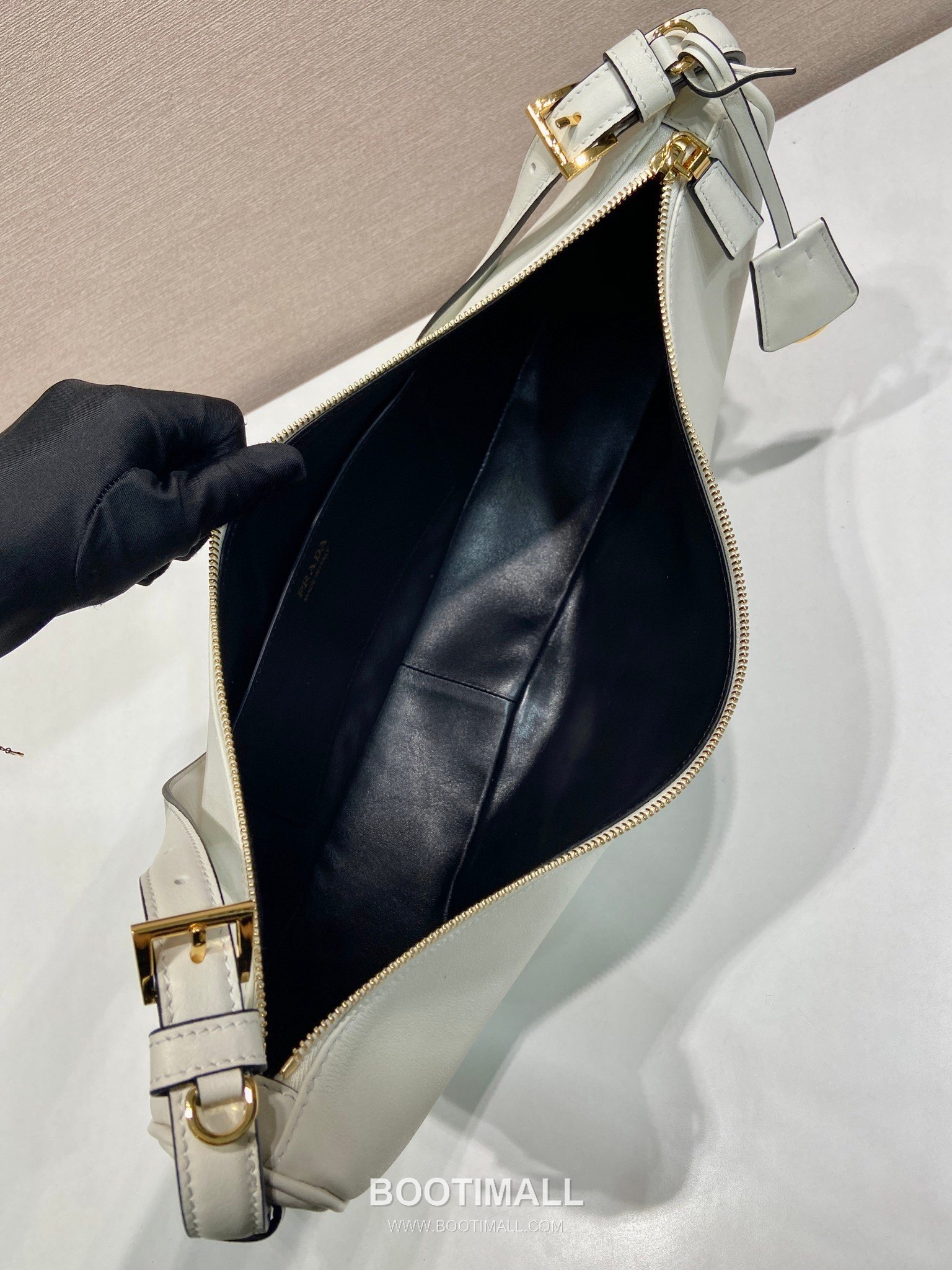 Prada Calfskin Leather Crescent Hobo Bag with Adjustable Strap and Curved Design 프라다 카프스킨 가죽 크레센트 스트랩 호보백 1BC255 42cm 8